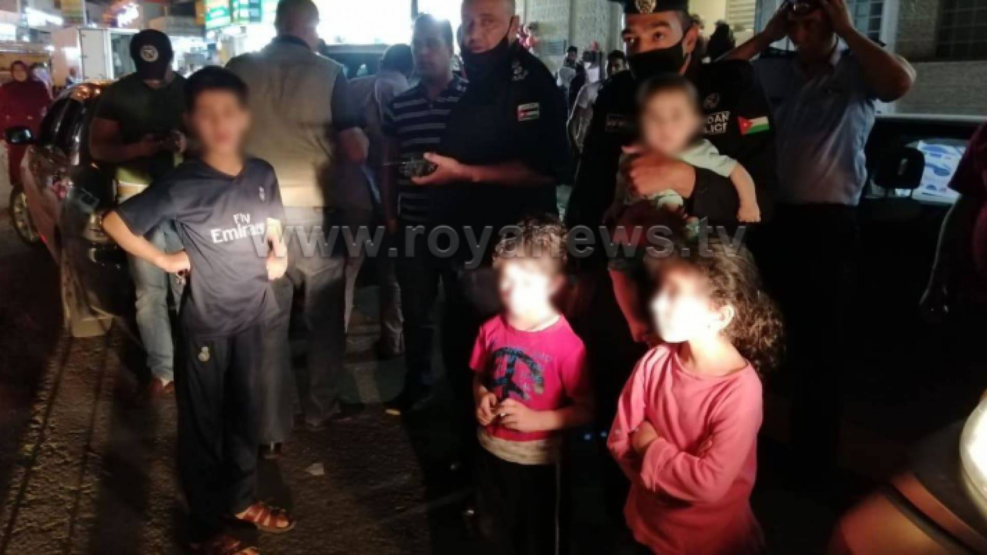 الأمن ينقذ 3 أطفال علقوا في مركبه داخل سوق جرش