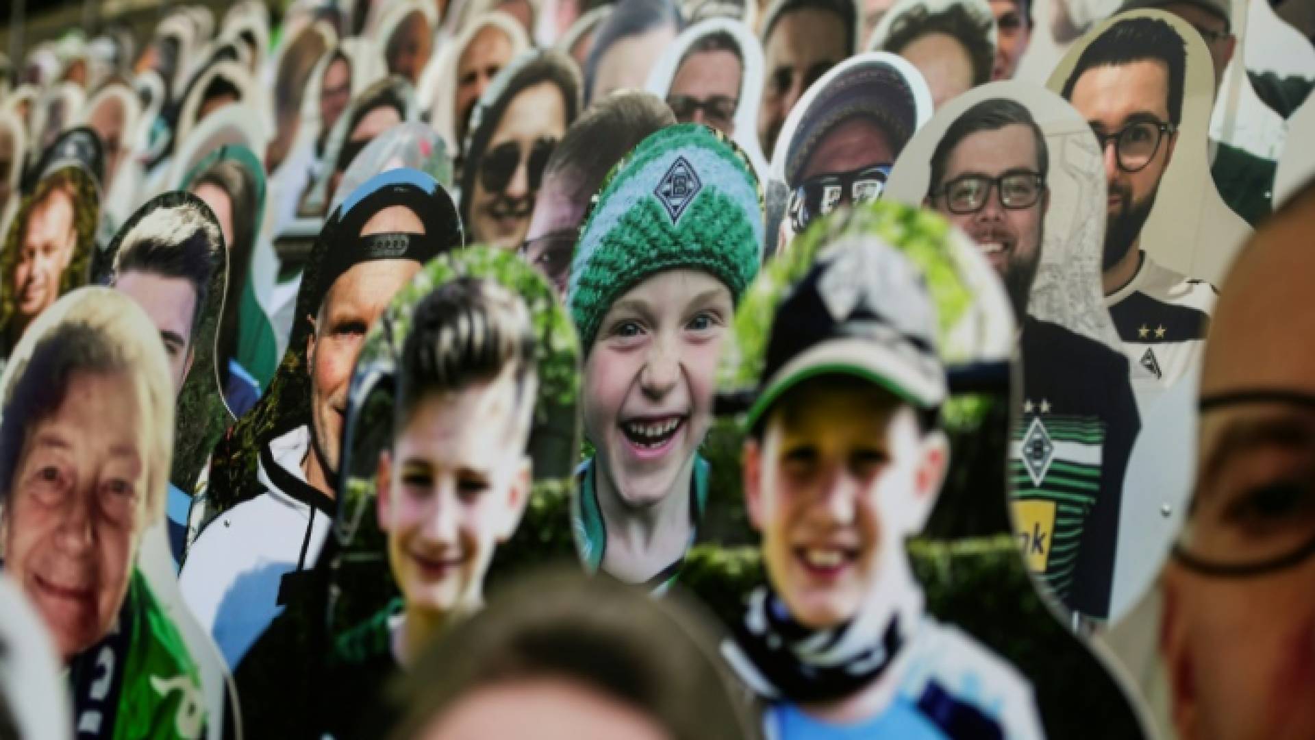 مجسمات من الورق المقوى لمشجعي بوروسيا مونشنغلادباخ في ملعب بوروسيا بارك