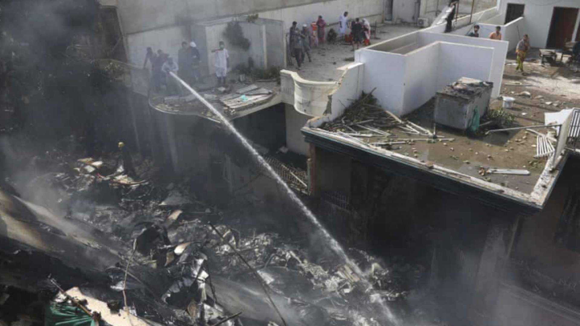 جانب من منطقة تحطم الطائرة