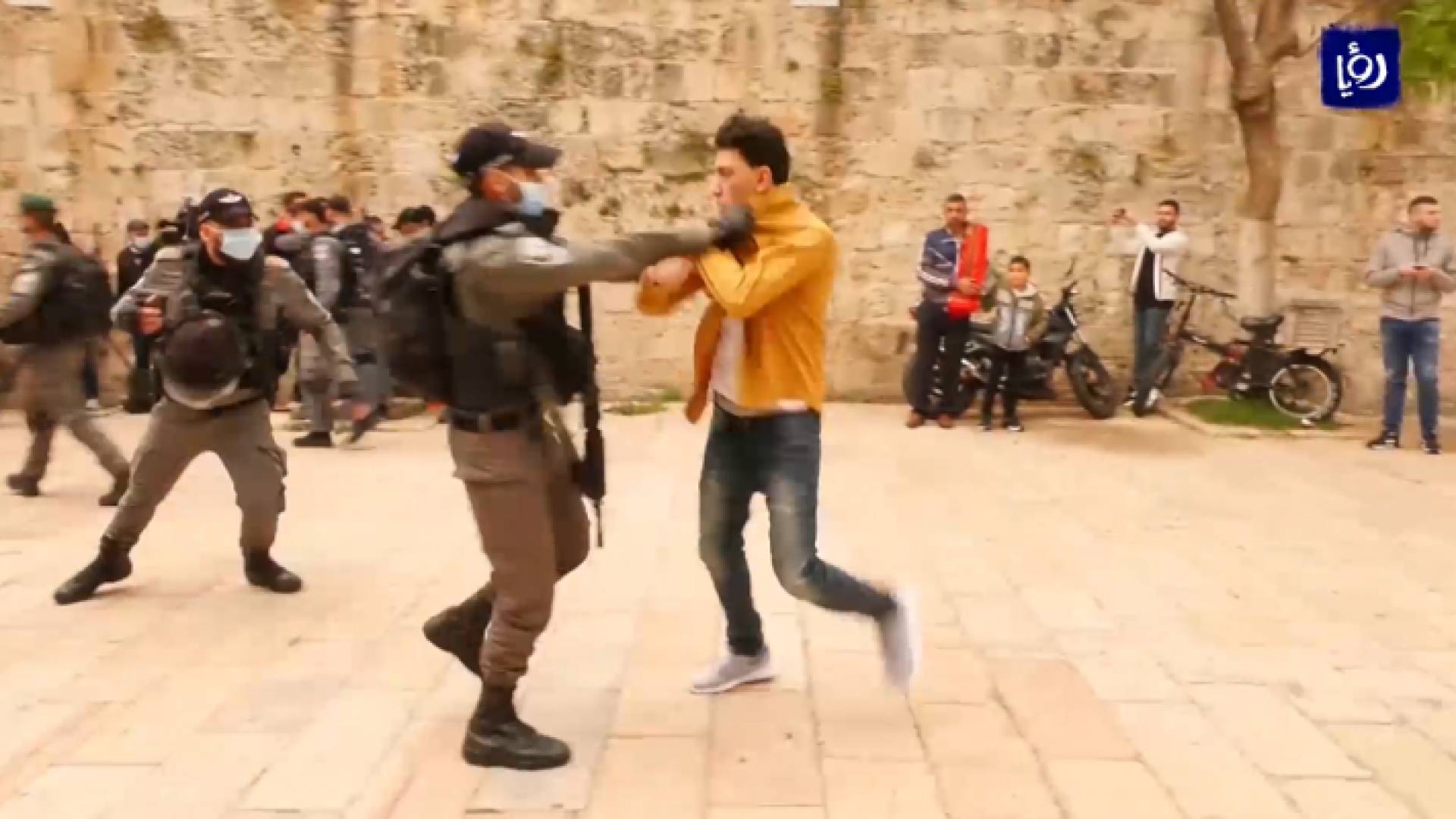 المقدسيون يقيمون صلاة العيد في المسجد الأقصى رغم قرار الإغلاق بسبب كورونا