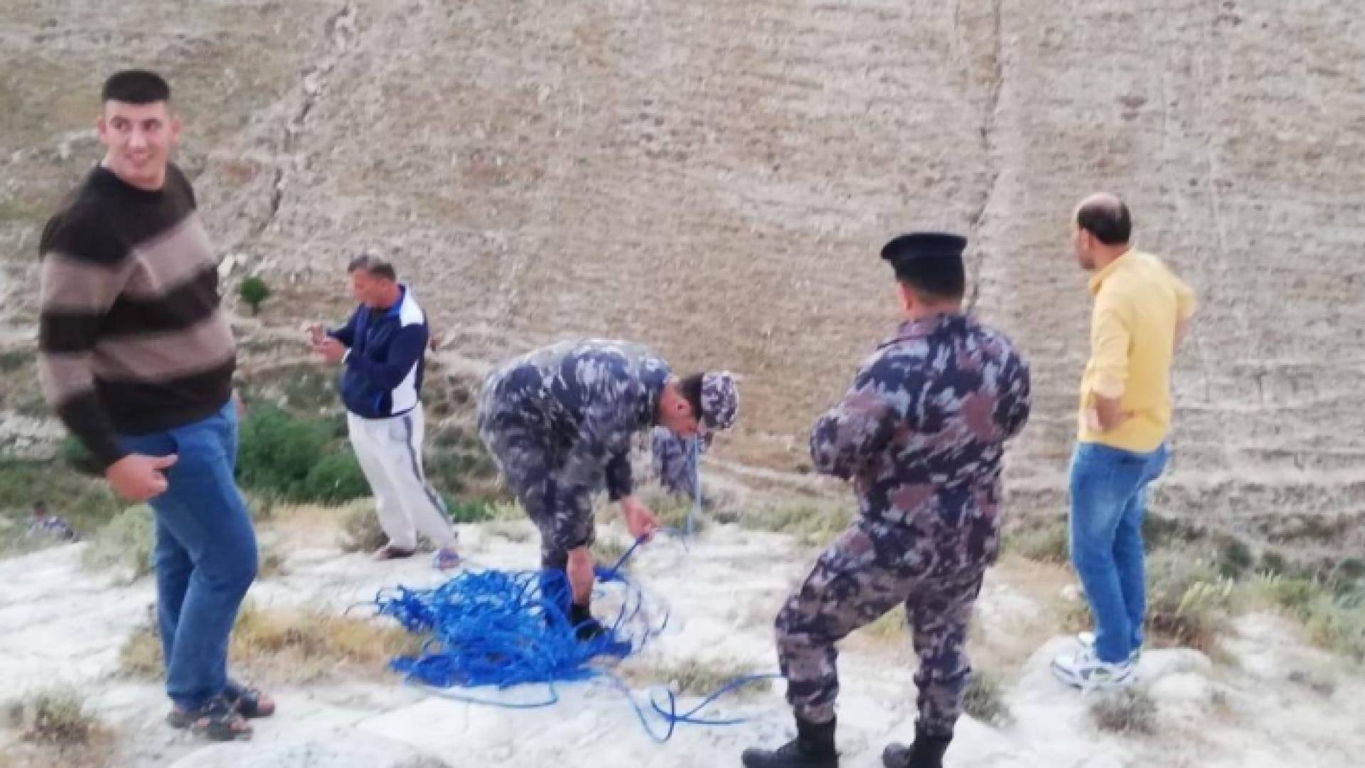 إنقاذ مواطن سقوط في منحدر جبلي بإربد