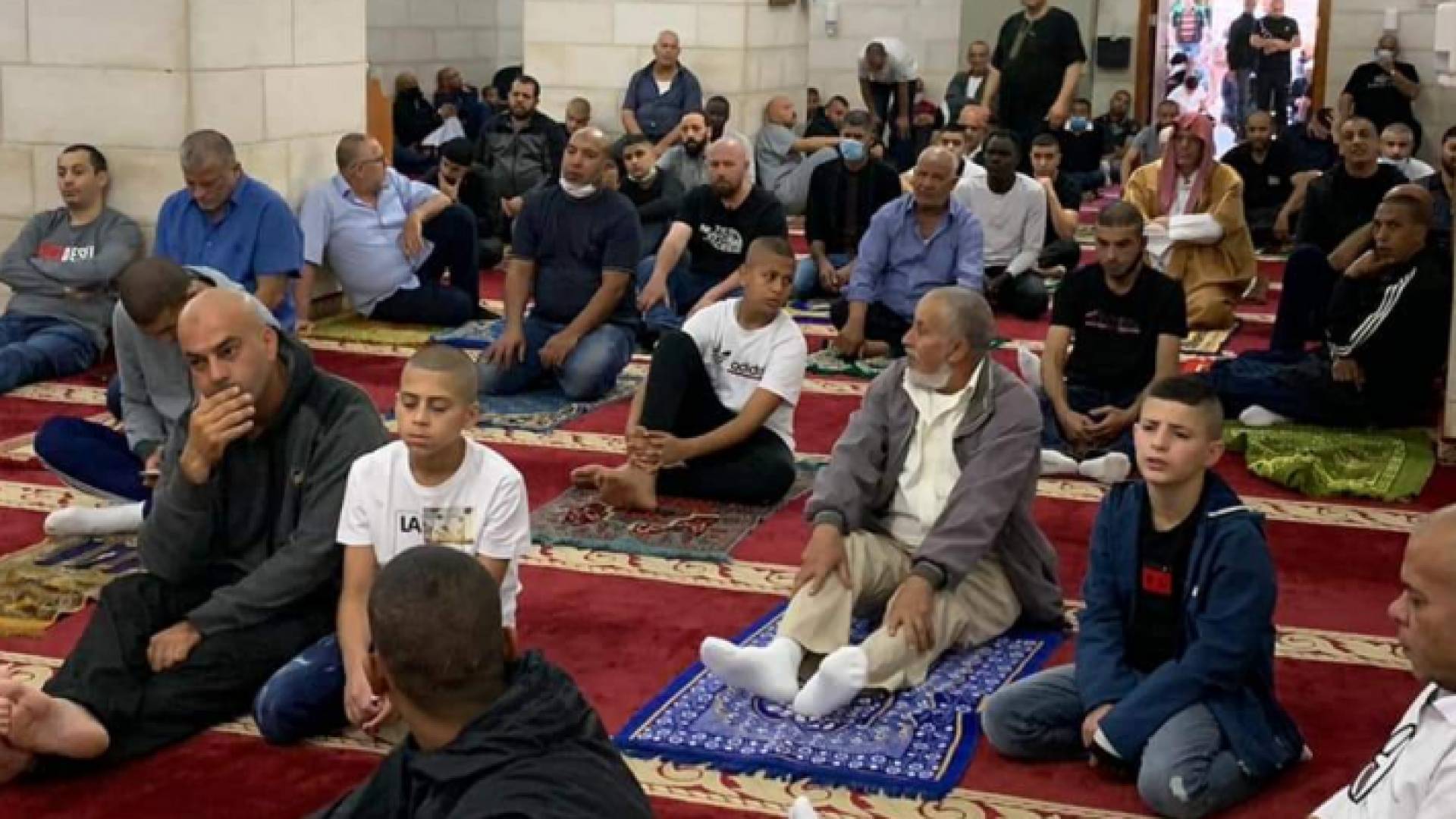 الفلسطينيون يؤدون صلاة العيد في أغلب مساجد الضفة