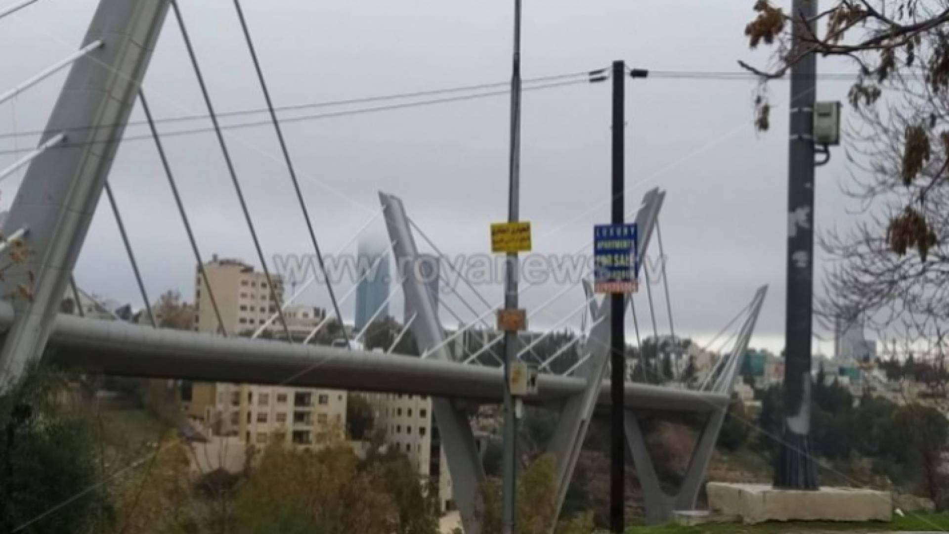 الامن يثني فتاة عن الانتحار من اعلى جسر عبدون