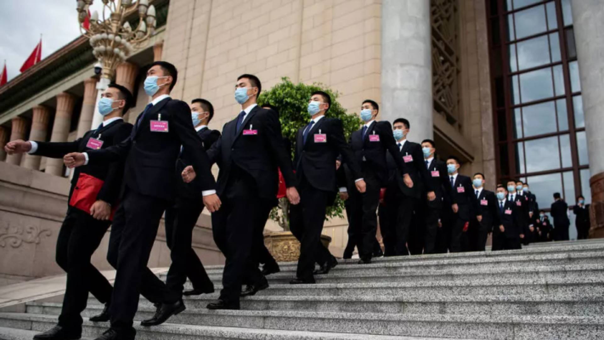 عناصر في الأمن يسيرون أمام مقر البرلمان الصيني في بكين في 25 أيار - ا ف ب