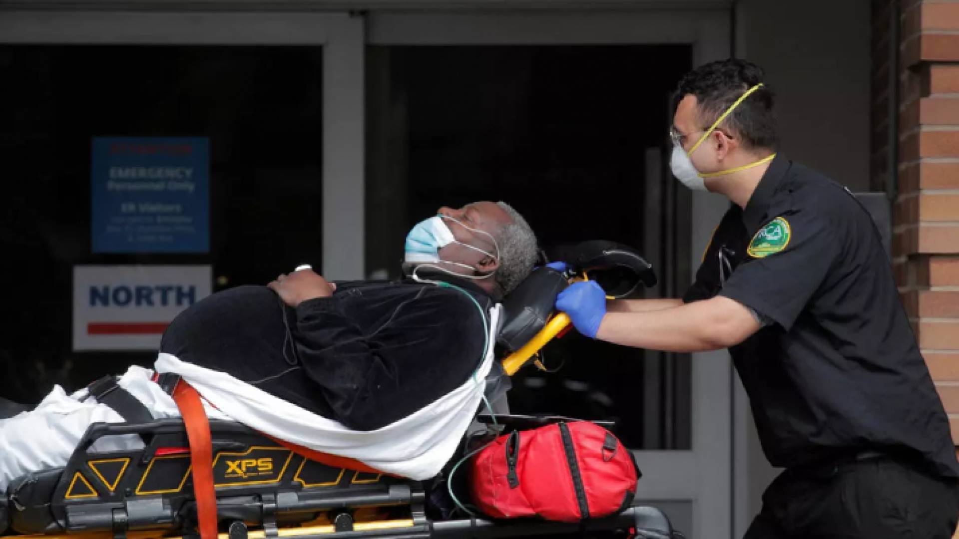 عامل رعاية صحية ينقل مصابا بفيروس كورونا إلى مركز ميمونيدز الطبي في حي بروكلين بنيويورك - ا ف ب