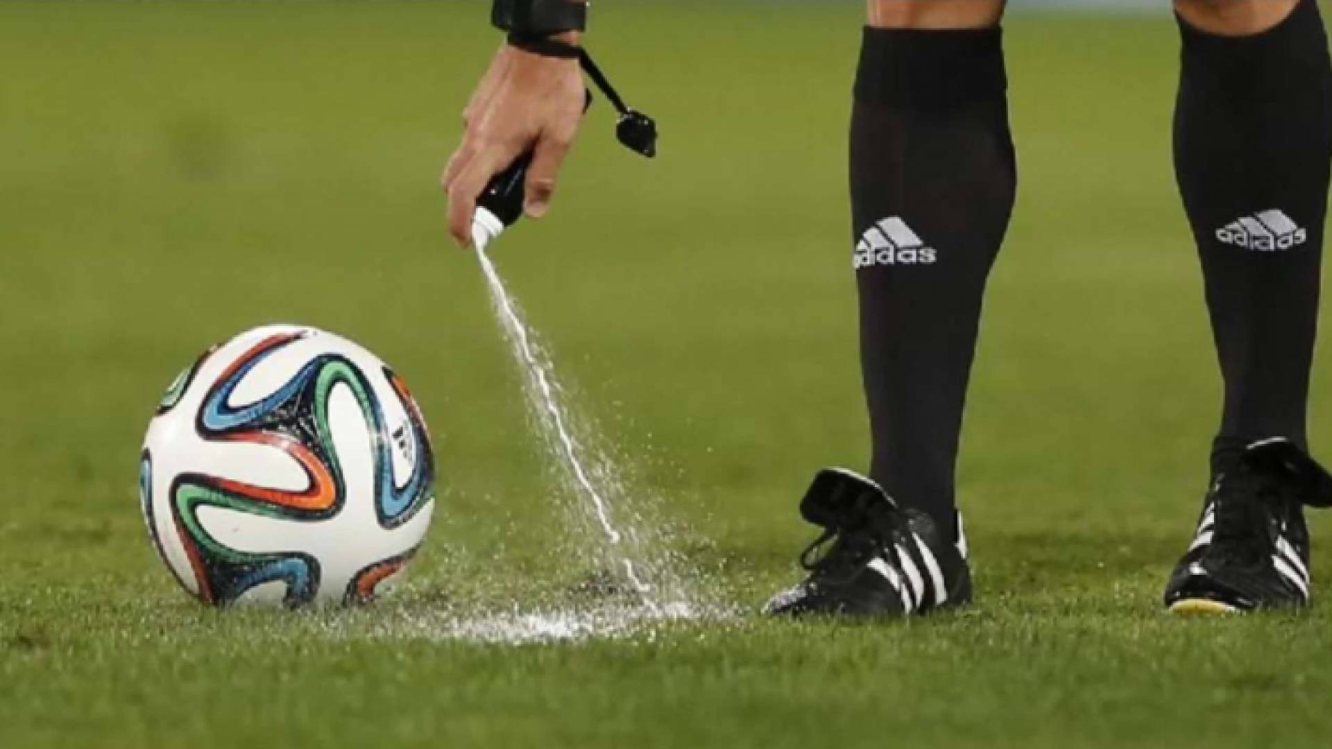 حكم كرة قدم