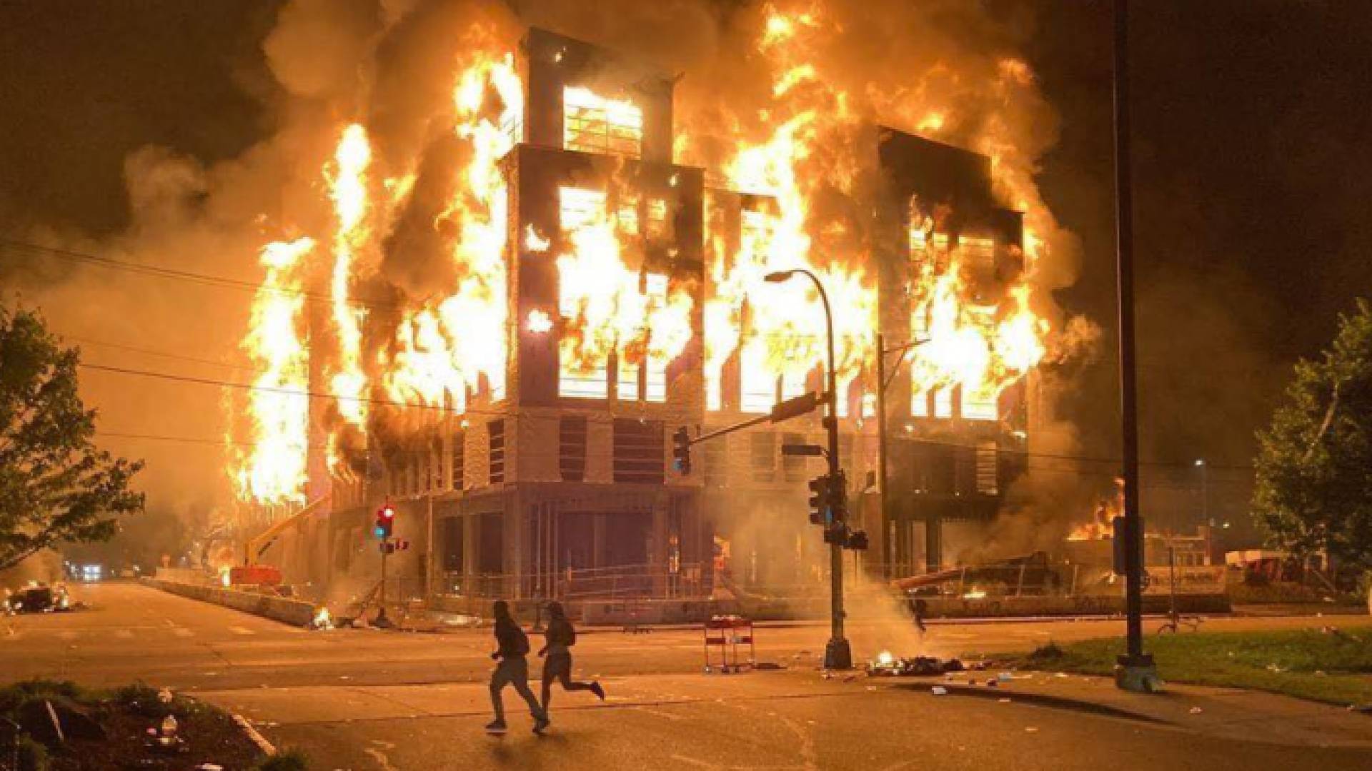 احتجاجات واسعة في منيابولس على مقتل شاب من أصول أفريقية