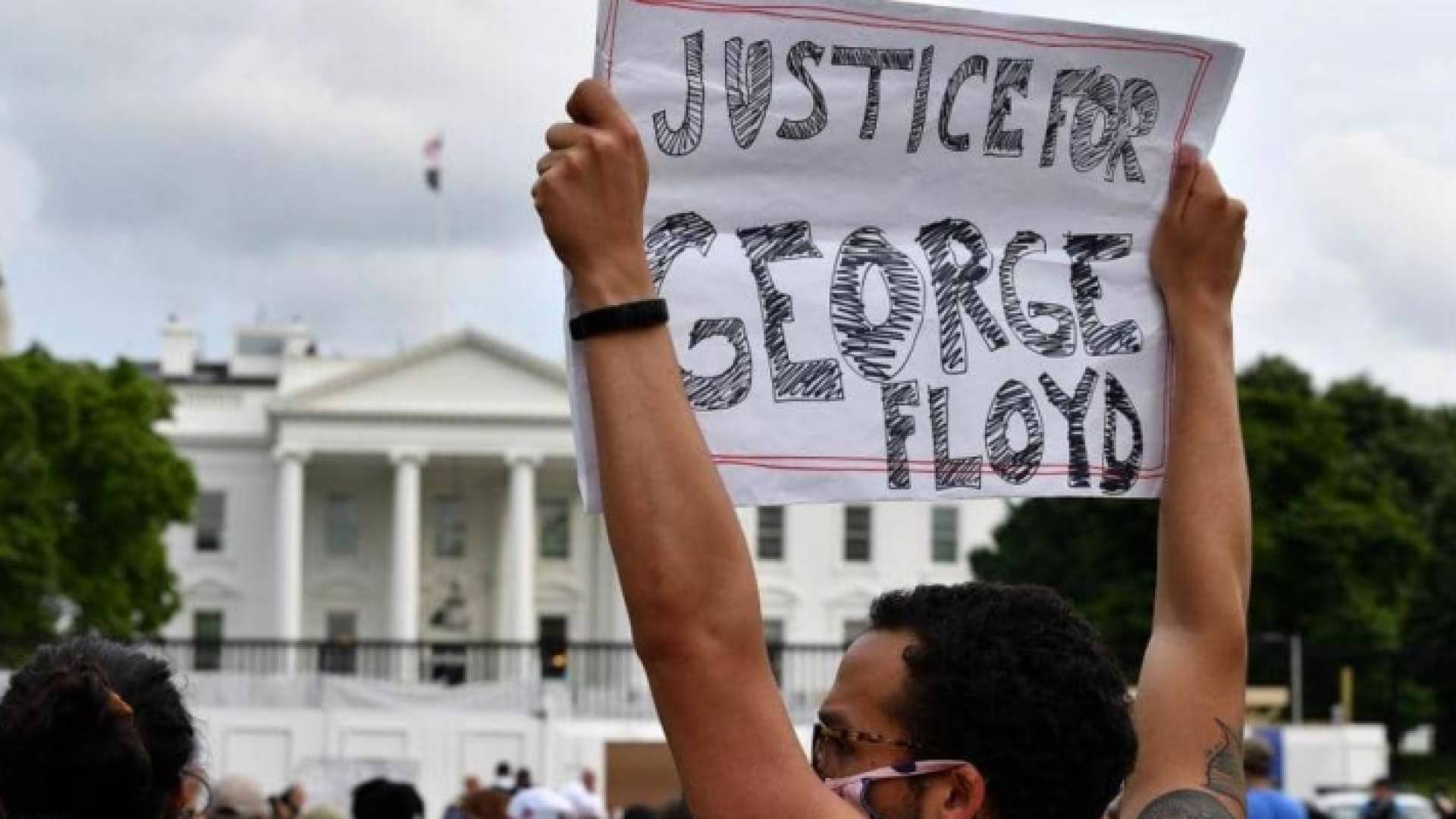 المئات يتظاهرون تعبيرا عن غضبهم بعد مقتل "جورج فلويد"