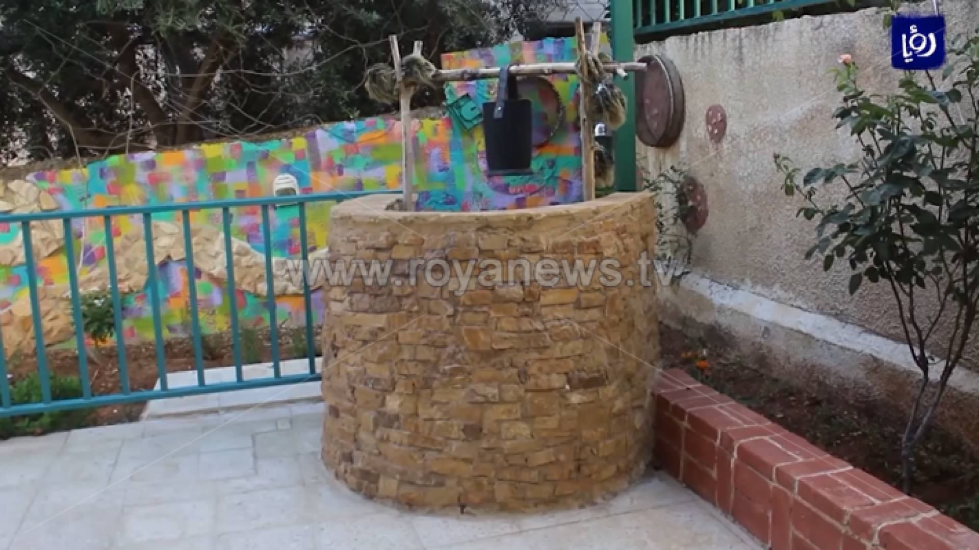 عبدالعزيز الحمصي.. موظف يستغل "الحظر" والمخلفات البيئية لصناعة تحف فنية