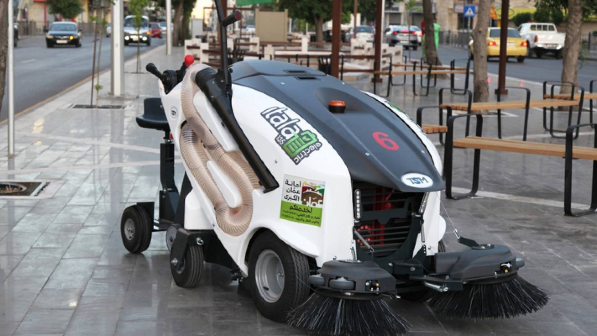 لديها القدرة على العمل لمدة 8 ثماني ساعات متواصلة بعد شحنها