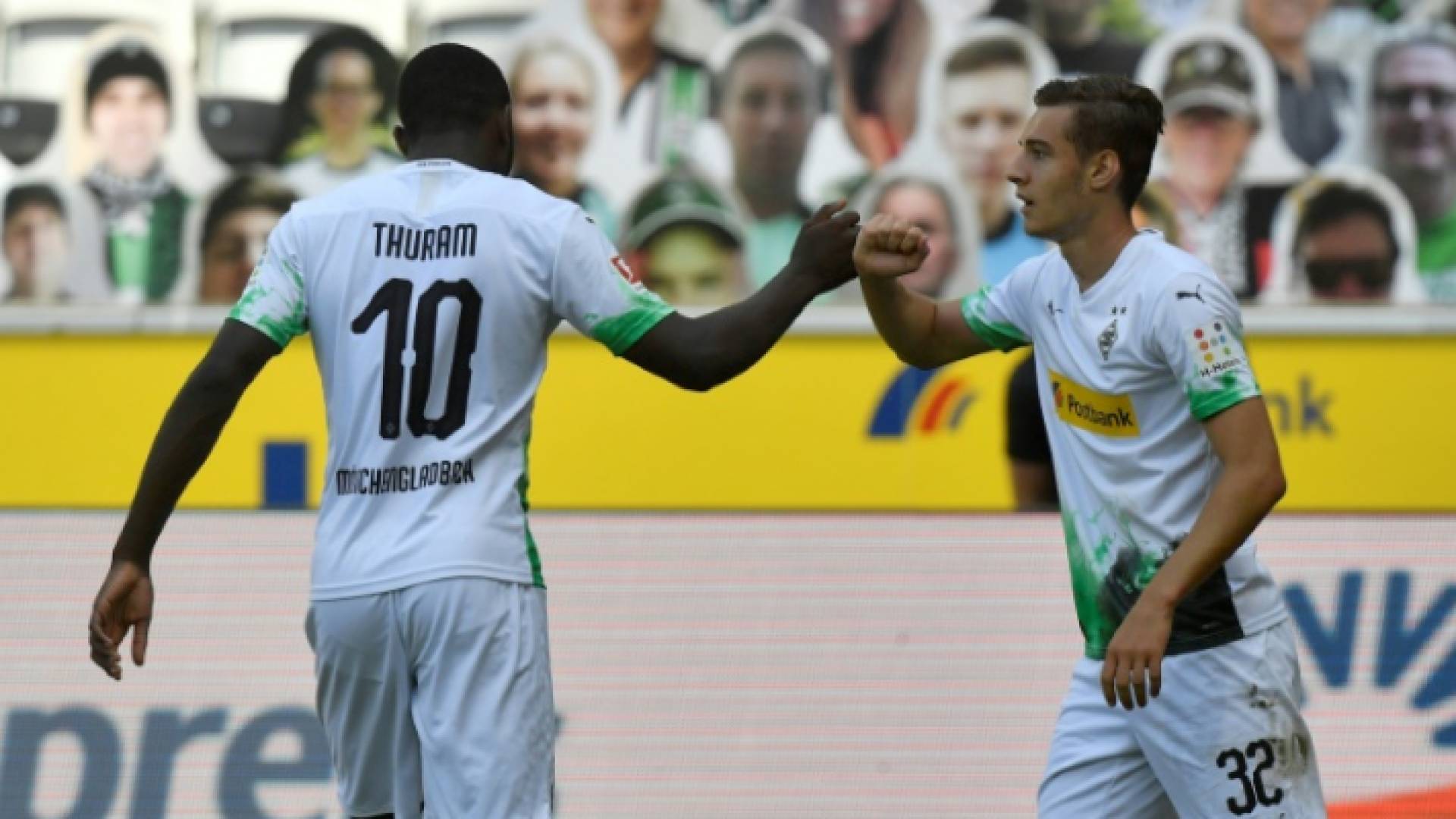 فلوريان نويهاوس يحتفل مع زميله الفرنسي ماركوس تورام