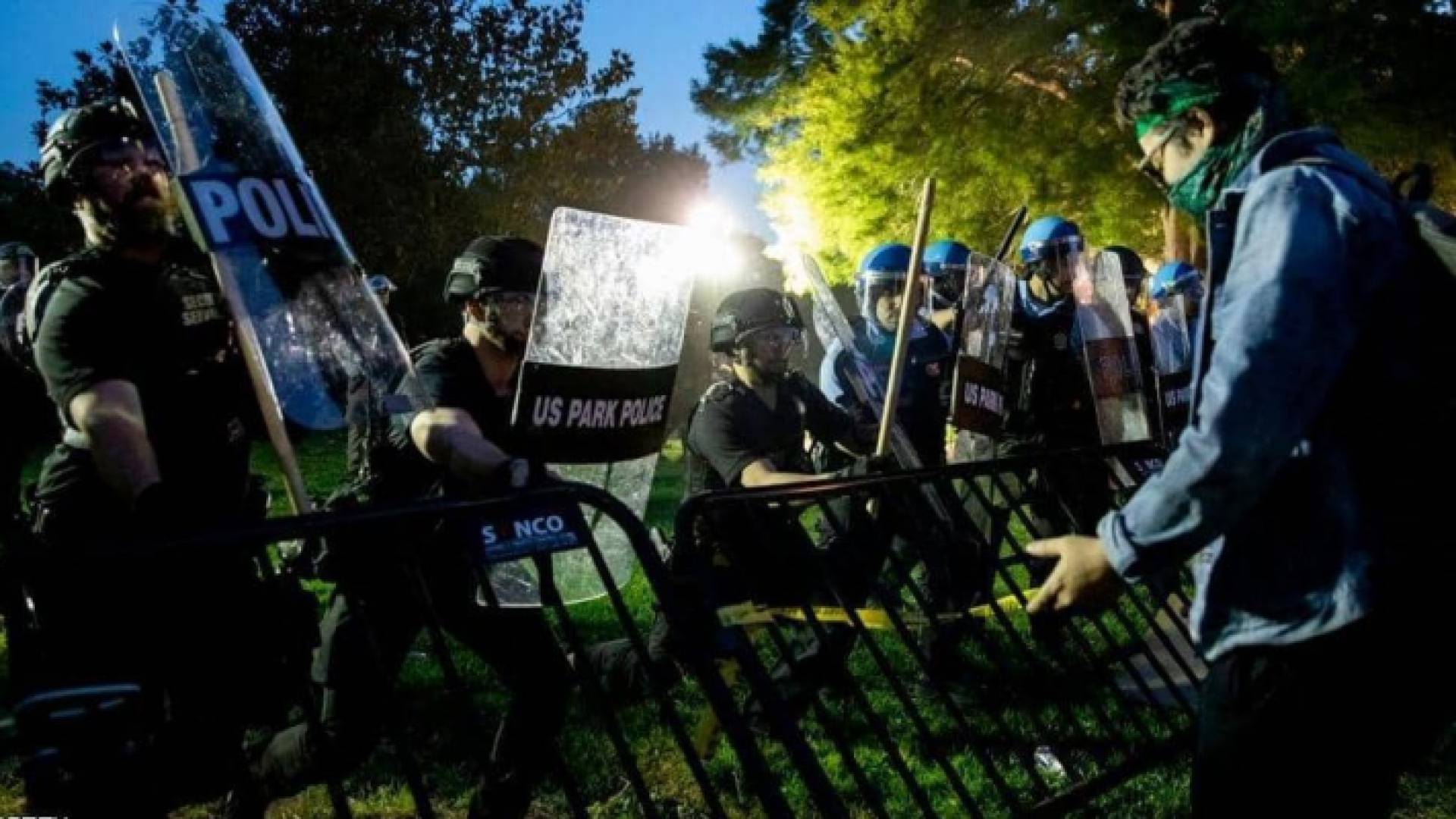 مظاهرات عارمة أمام البيت الأبيض