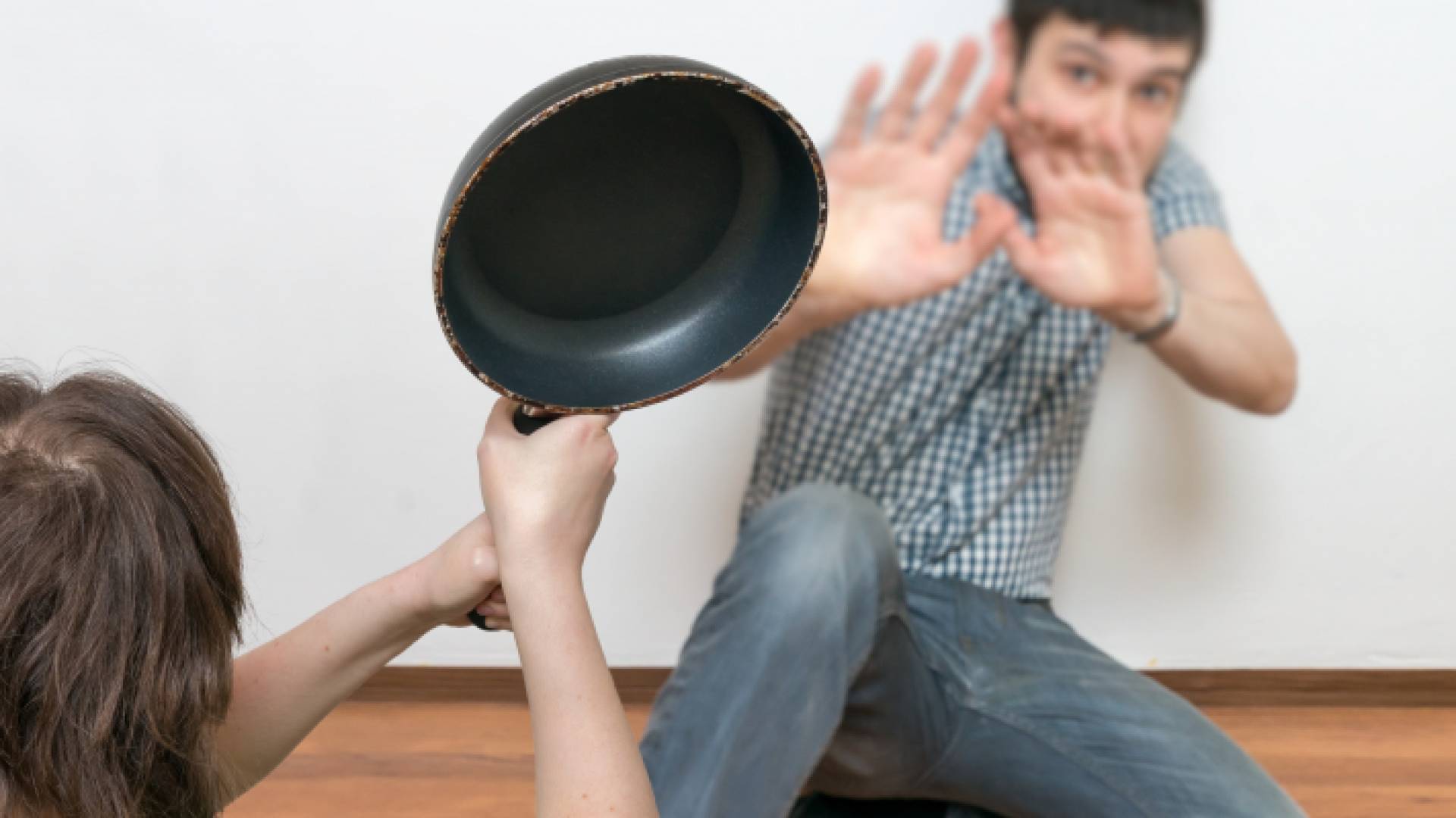 الزوج تعرض للضرب ما استلزم علاج أكثر من 21 يوما في المستشفى