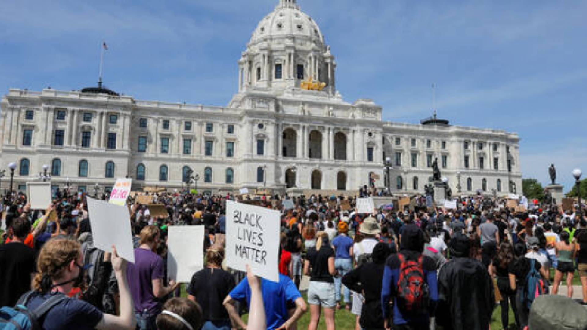 تجدد الاحتجاجات في الولايات المتحدة ومتظاهرون يطالبون برحيل ترمب