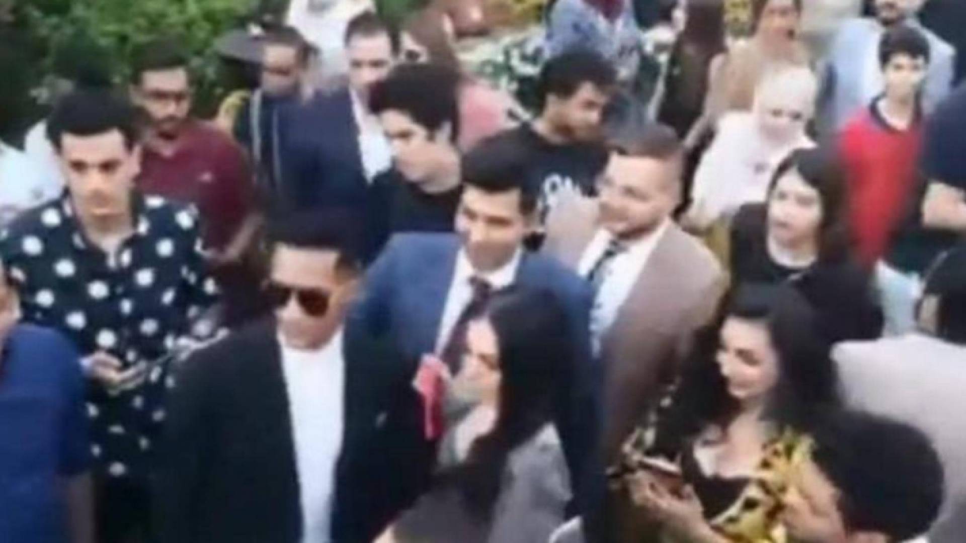 رمضان يظهر "من دون كمامة" في حفل زفاف شقيقته