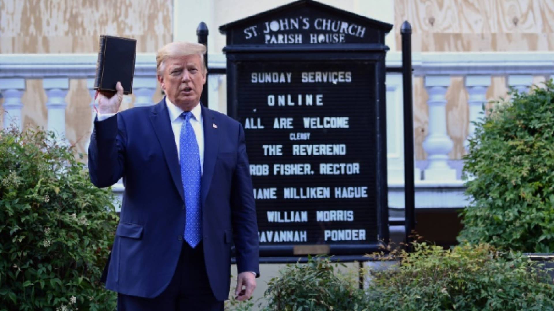 ترمب يتجه سيرا من البيت الأبيض إلى كنيسة مجاورة طالتها أعمال تخريب