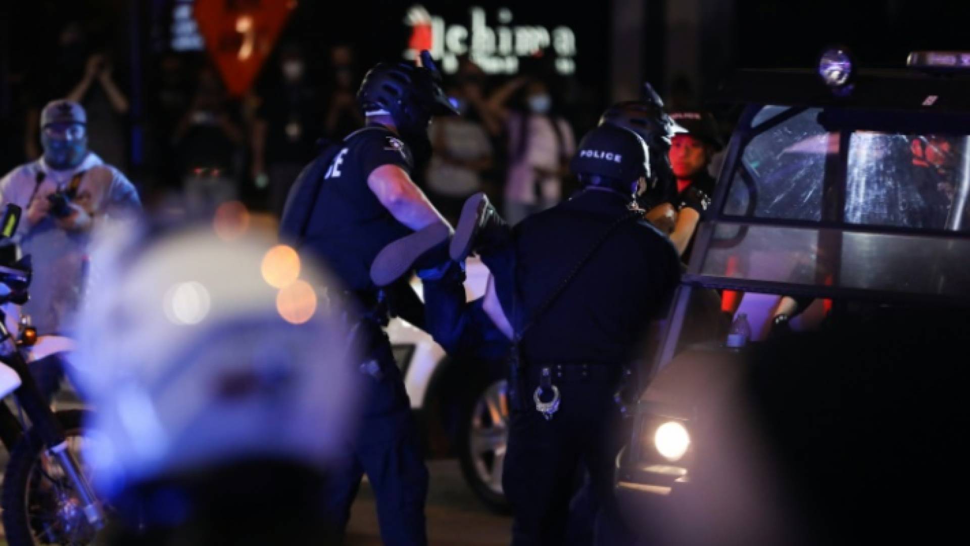 وزير الدفاع الأمريكي يعارض نشر الجيش في المدن لاحتواء الاحتجاجات