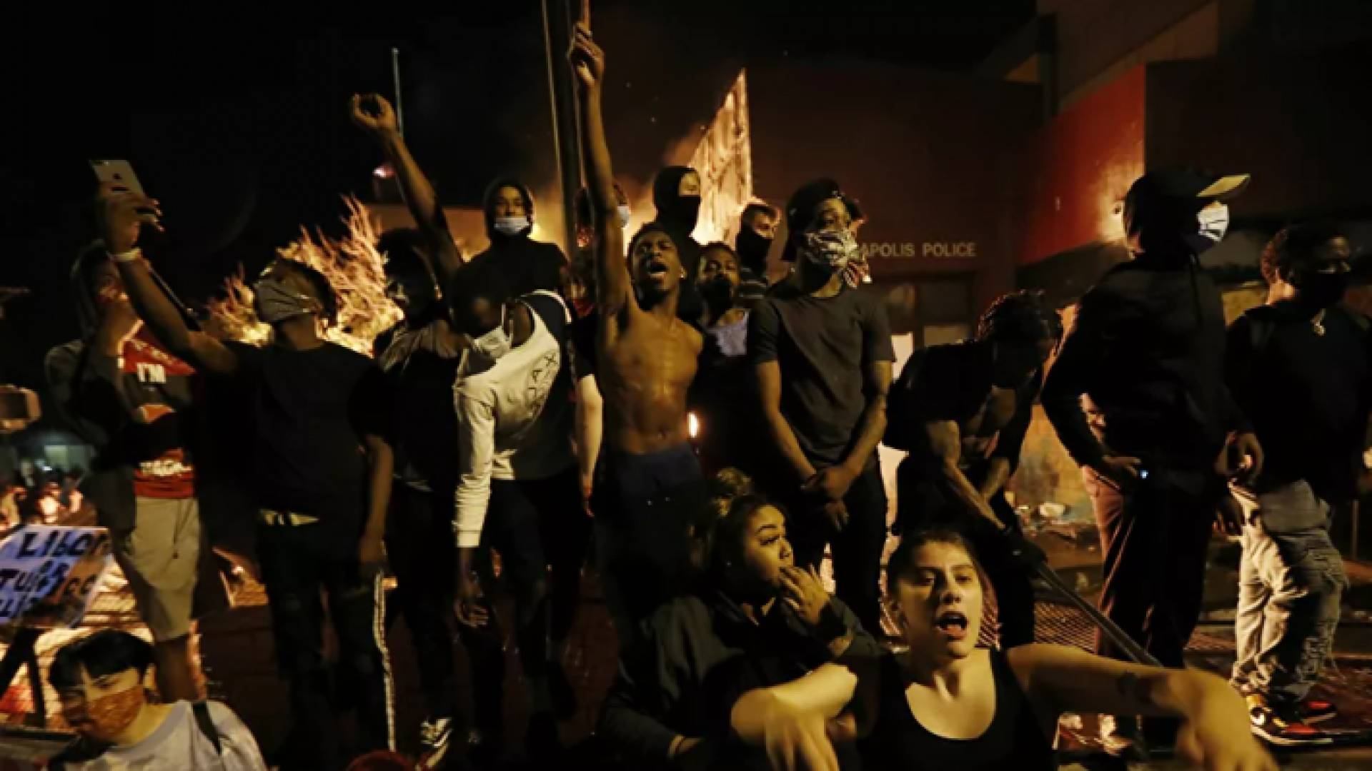 توجيه تهمة المساعدة في قتل جورج فلويد إلى ثلاثة ضباط شرطة