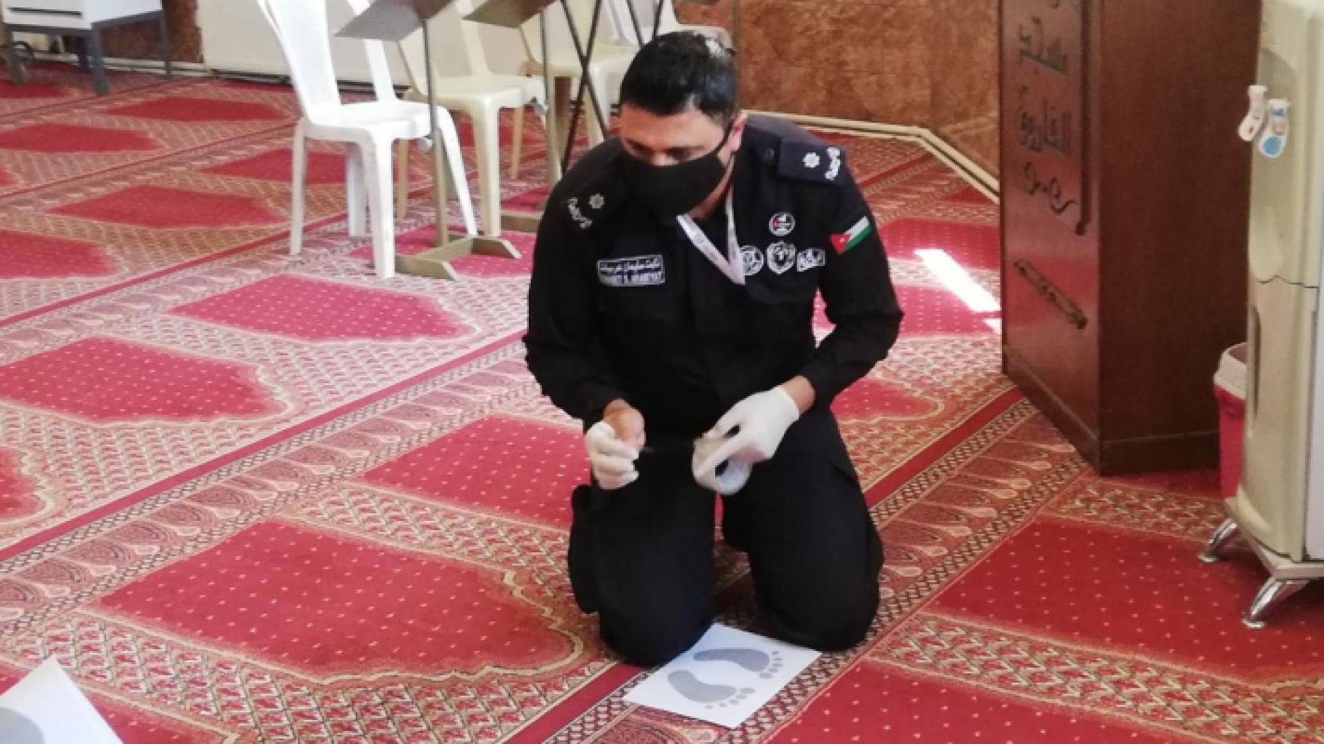 مديرية الامن العام تستكمل مبادرة مسافة أمان في المساجد والكنائس