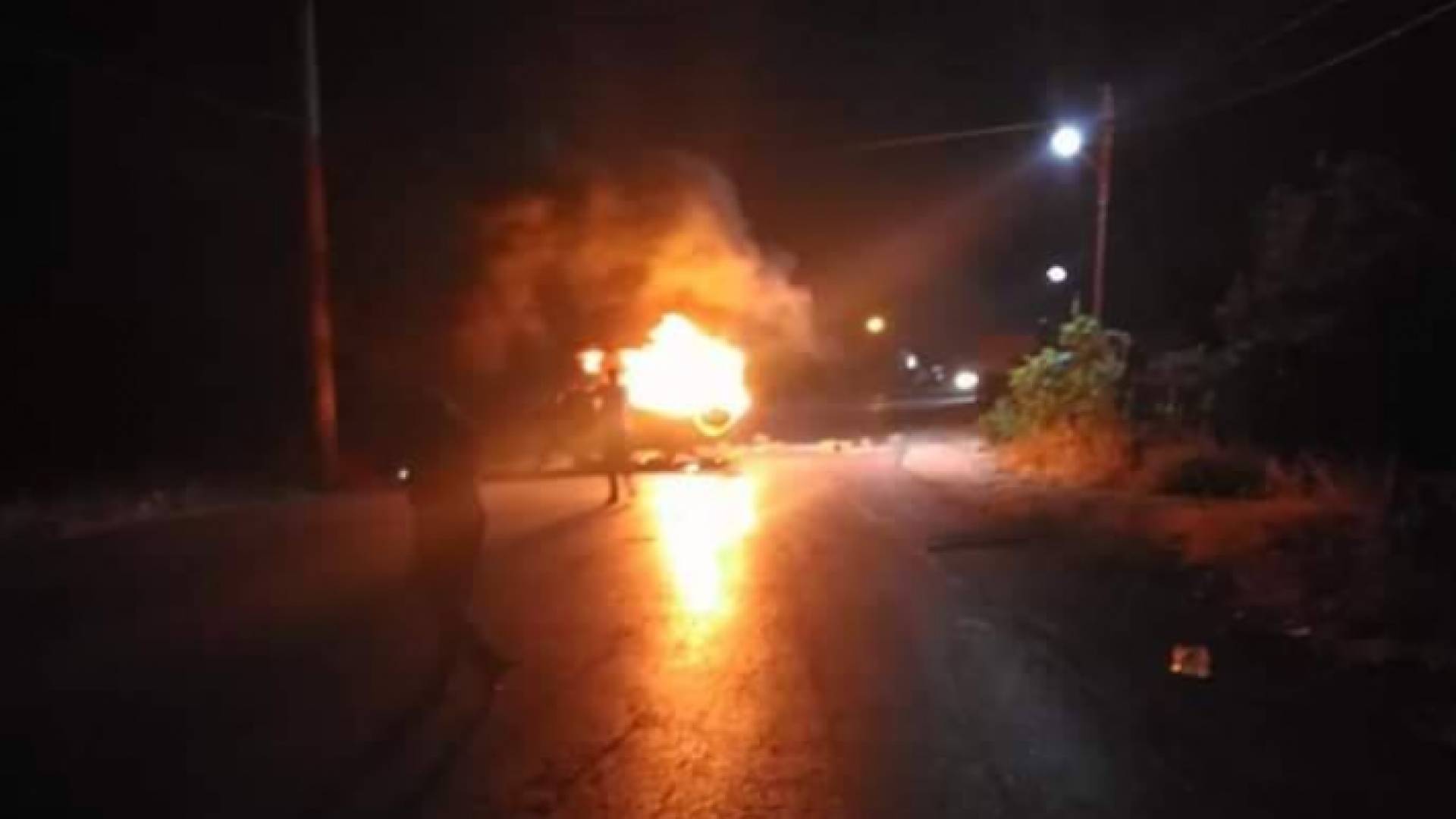 تجدد اعمال الشغب في منطقة ارحابا وحرق مركبة على خلفيه مقتل الشاب محمد العماوي