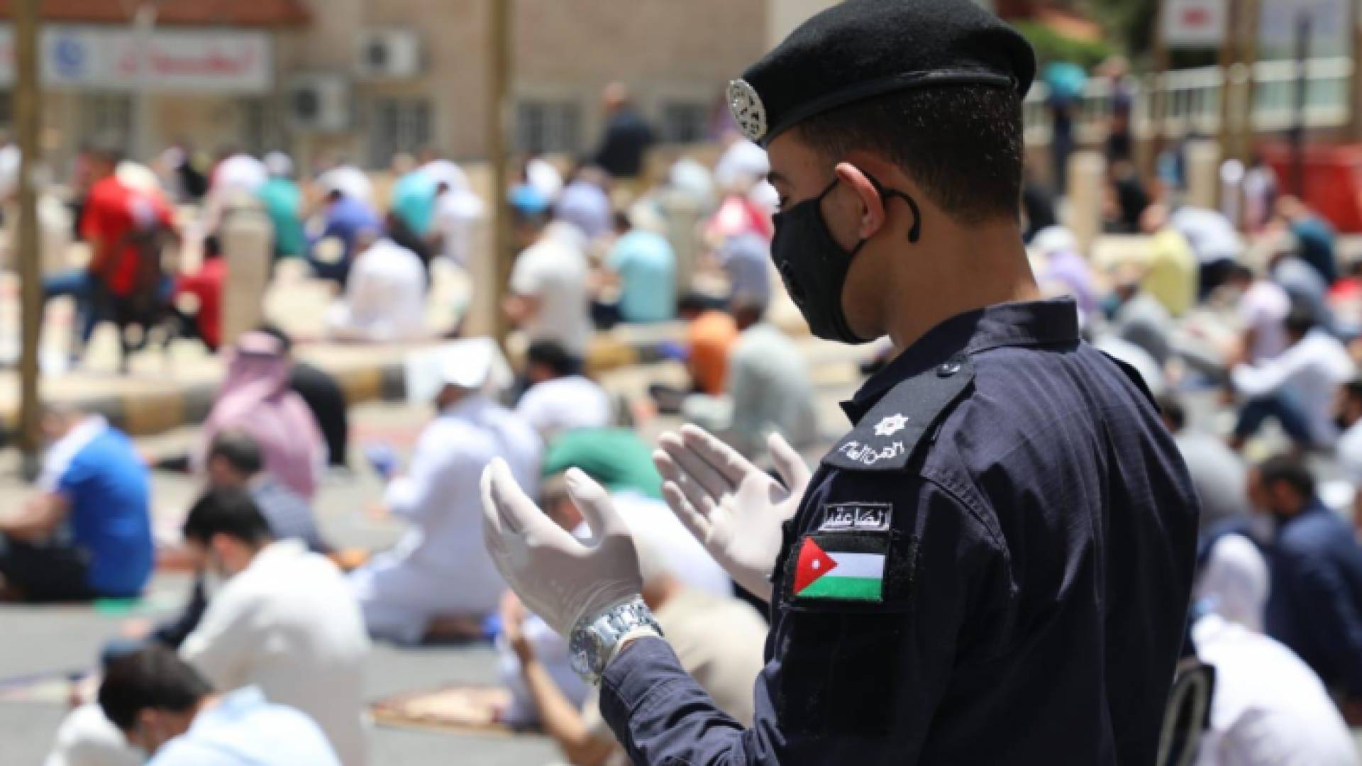 من أمام احد المساجد