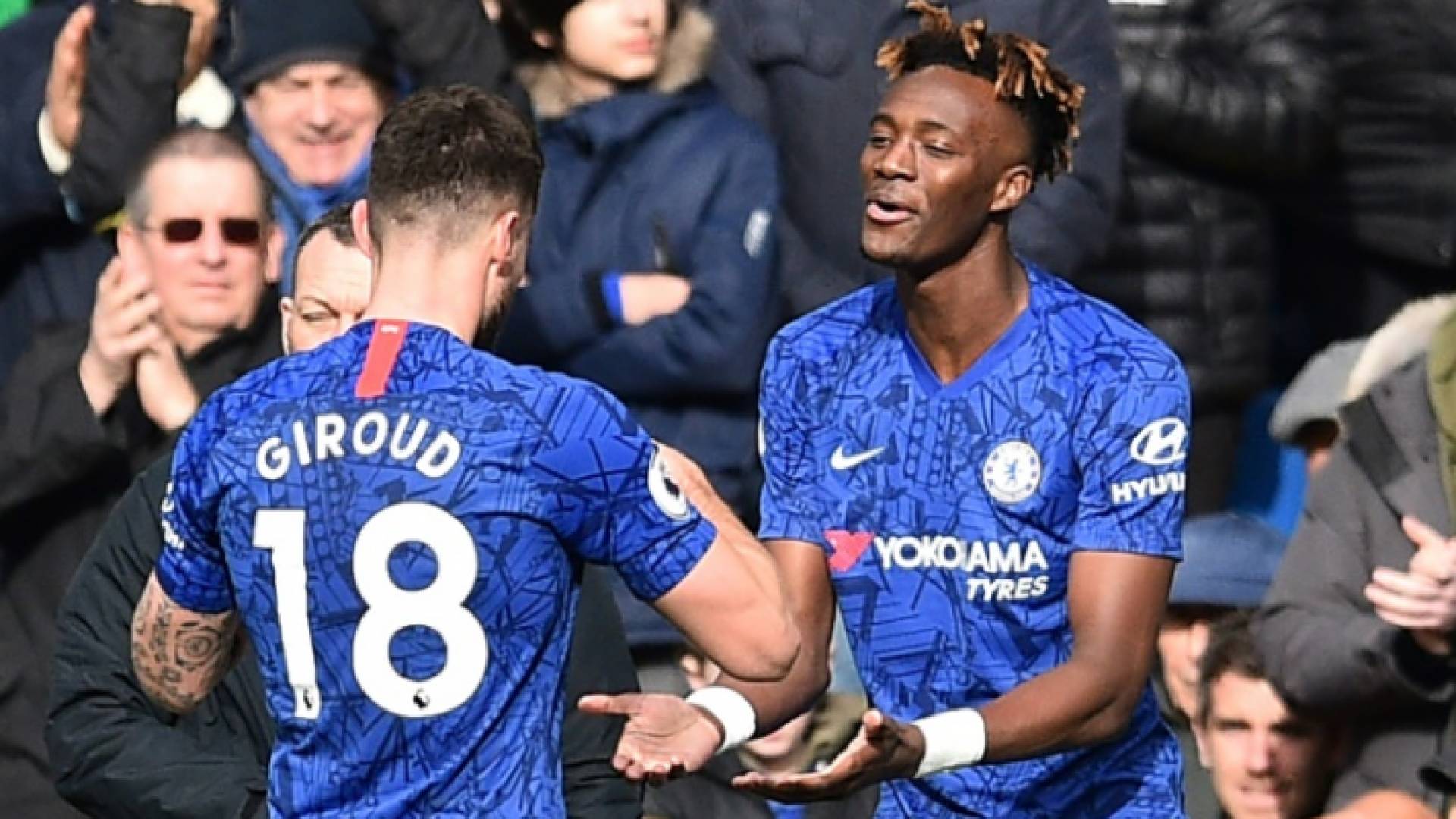 مهاجم تشلسي الدولي الفرنسي أوليفييه جيرو يترك مكانه لزميله في النادي اللندني تامي أبراهام