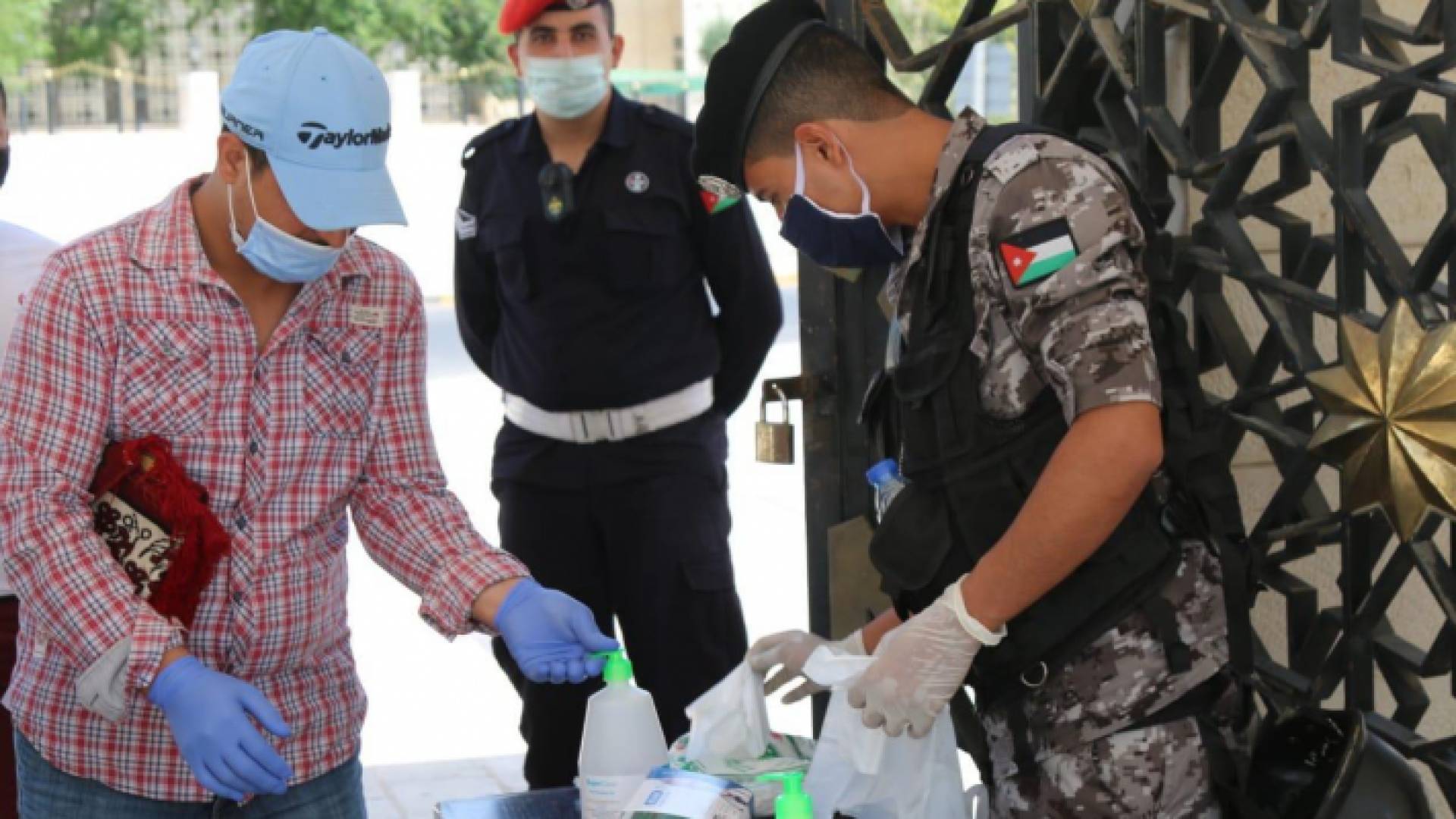 من أمام احد المساجد