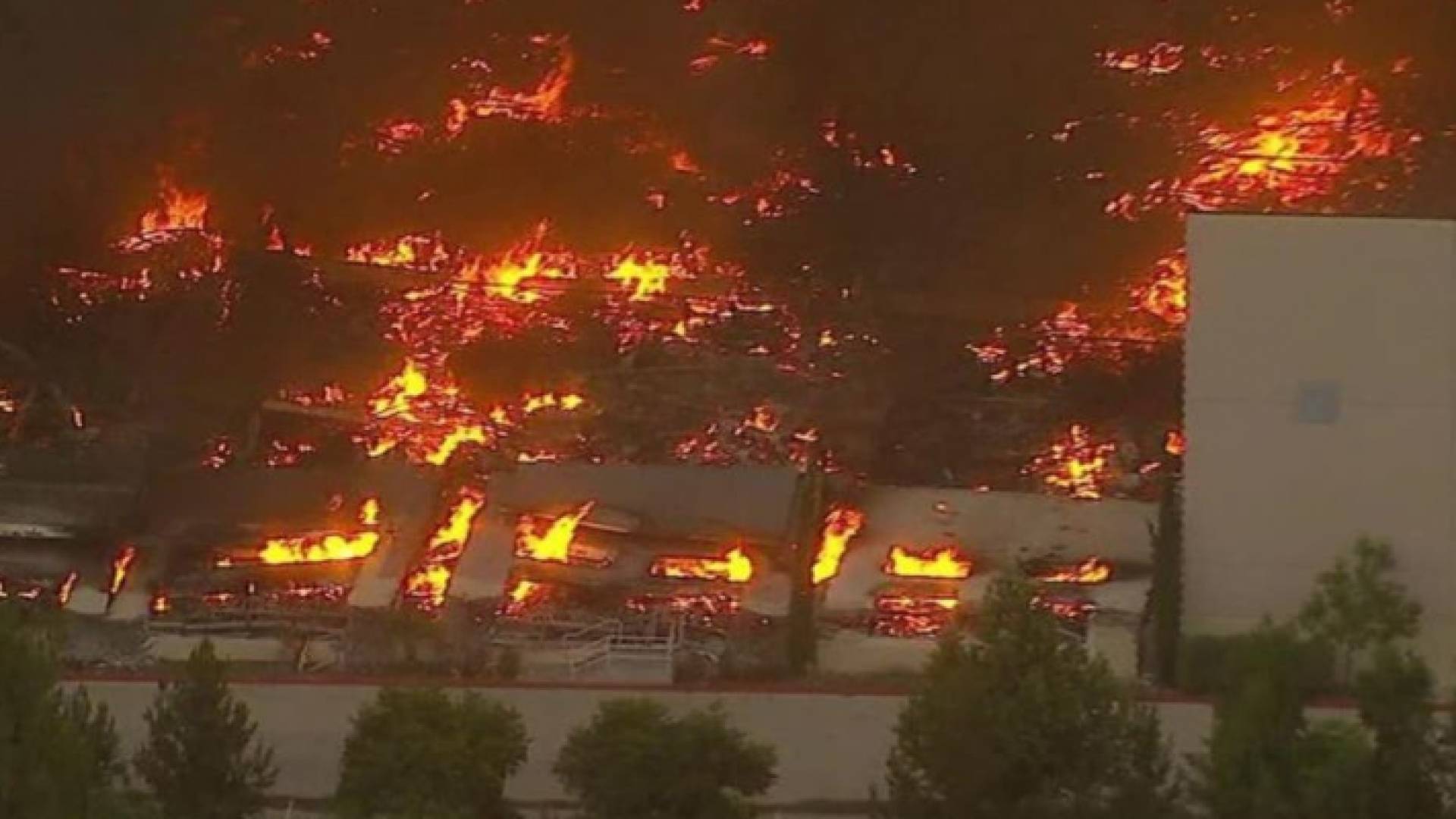 جانب من الحريق بمستودعات أمازون