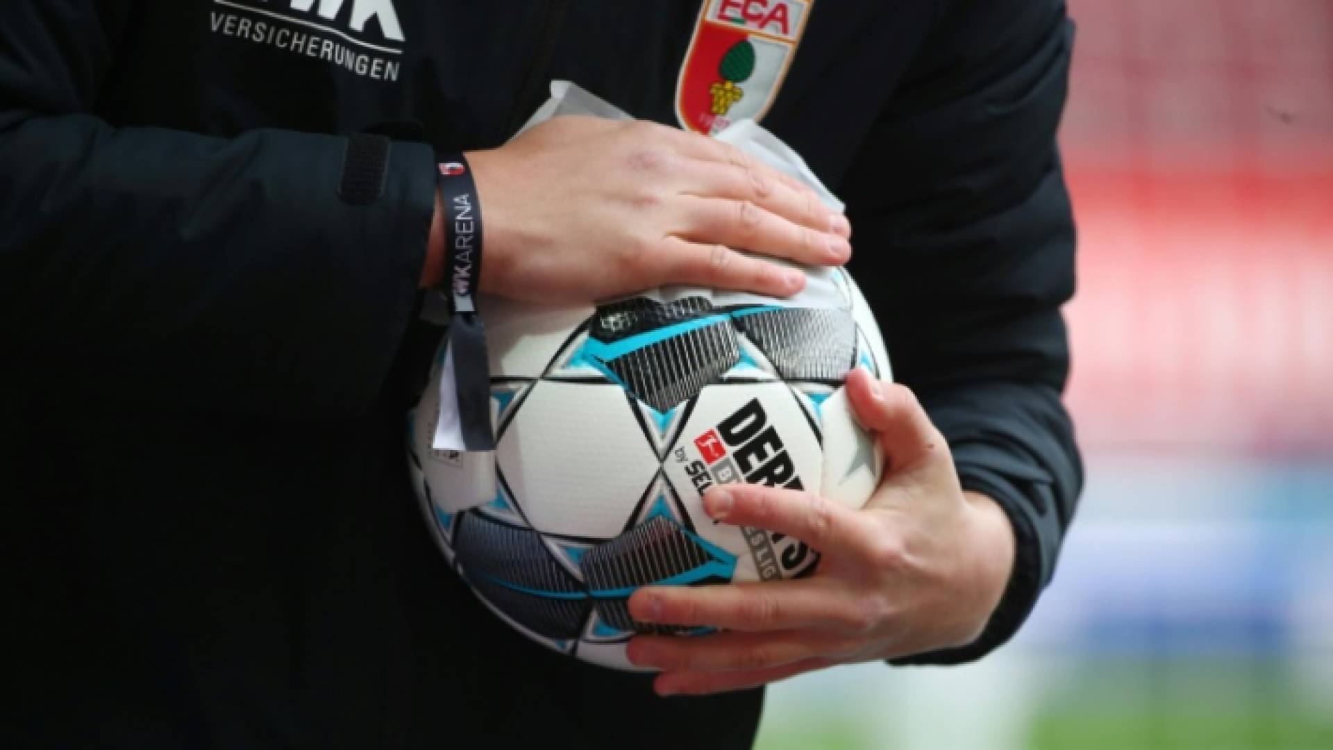 عملية تعقيم كرة قدم قبل استخدامها