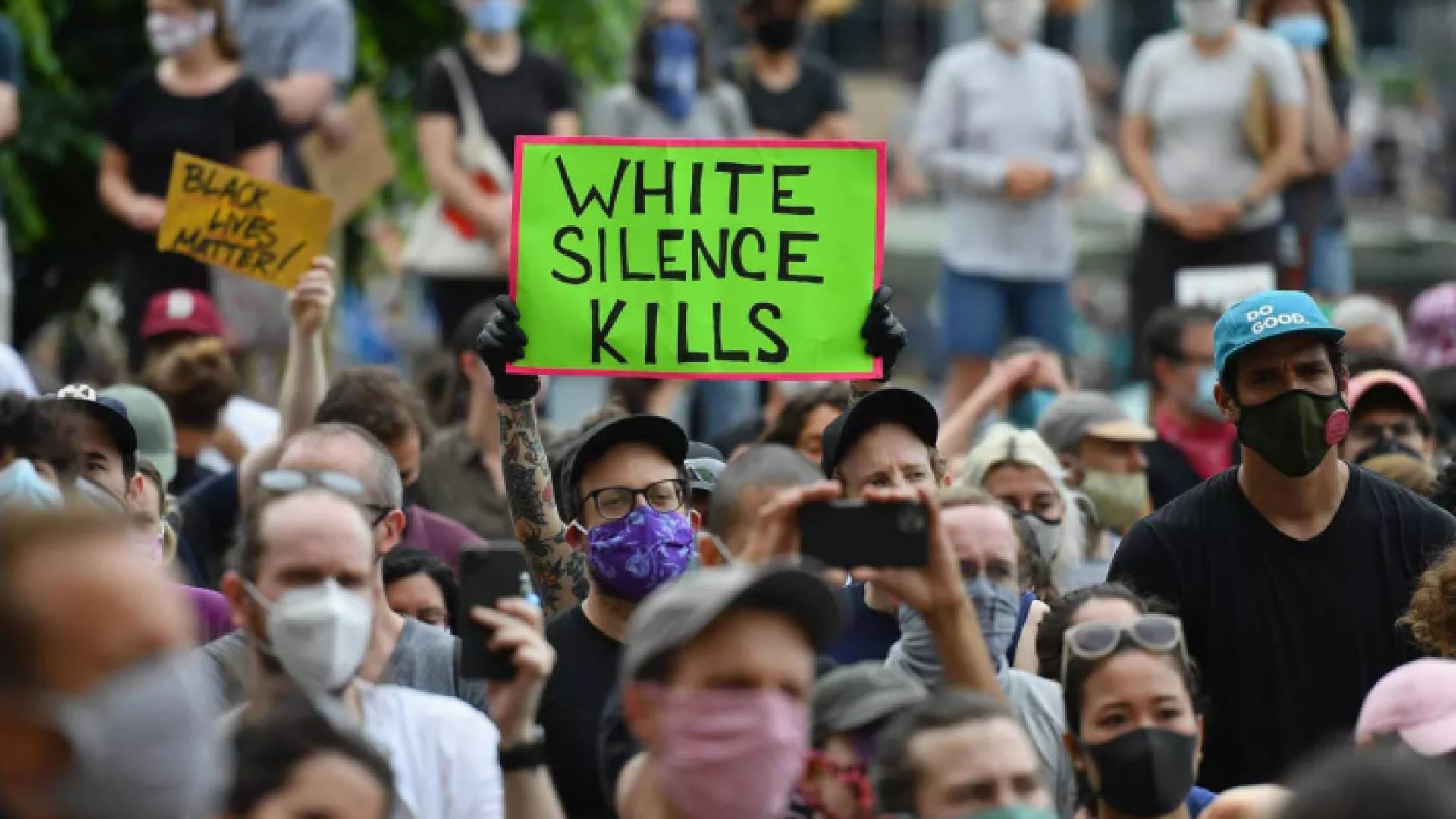 متظاهرون يرفعون لافتات كتب عليها "حياة السود تهم" في بروكلين - ا ف ب