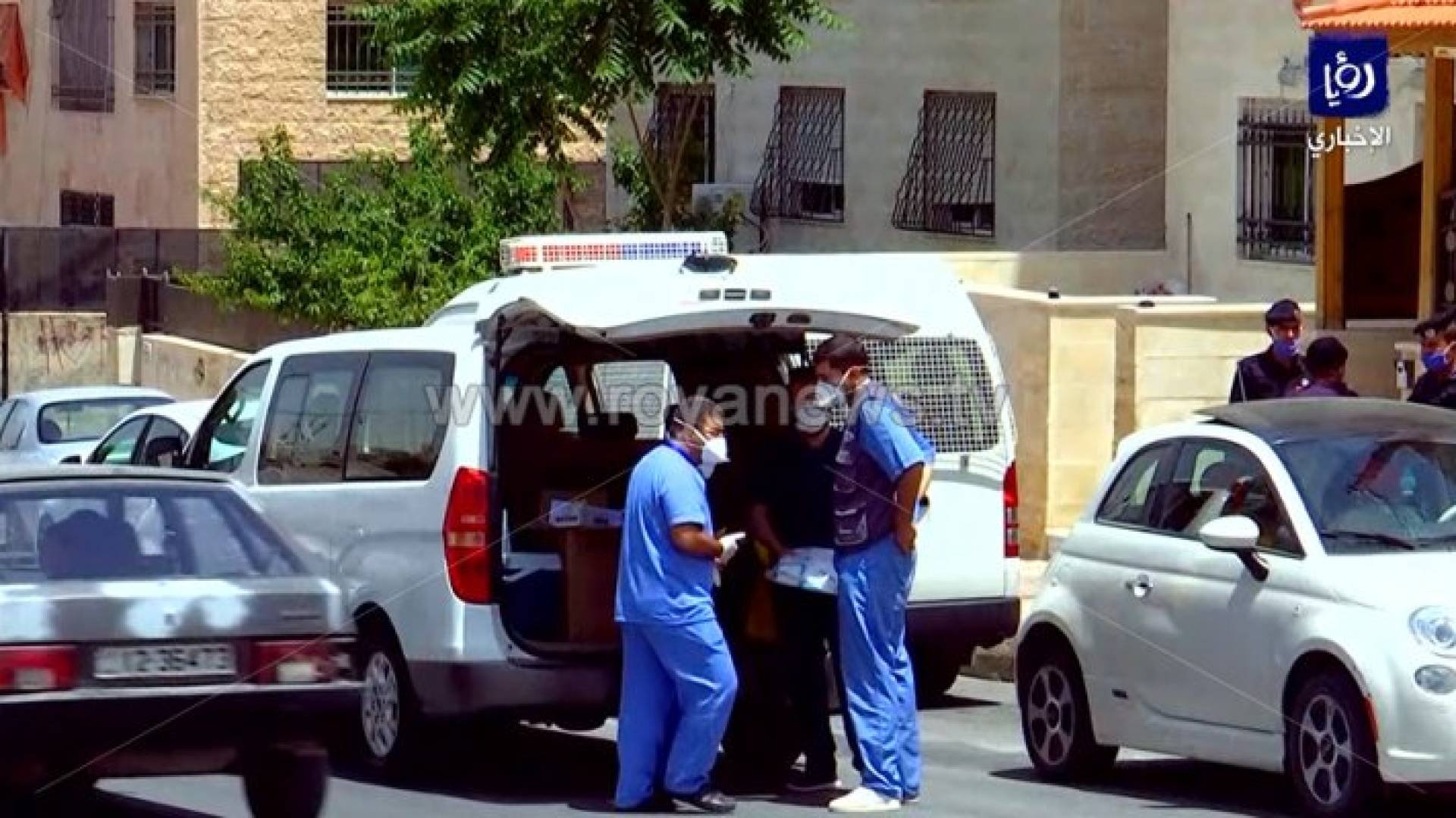 فرق التقصي الوبائي بالقرب من إحدى العمارات في ماركا الجنوبية