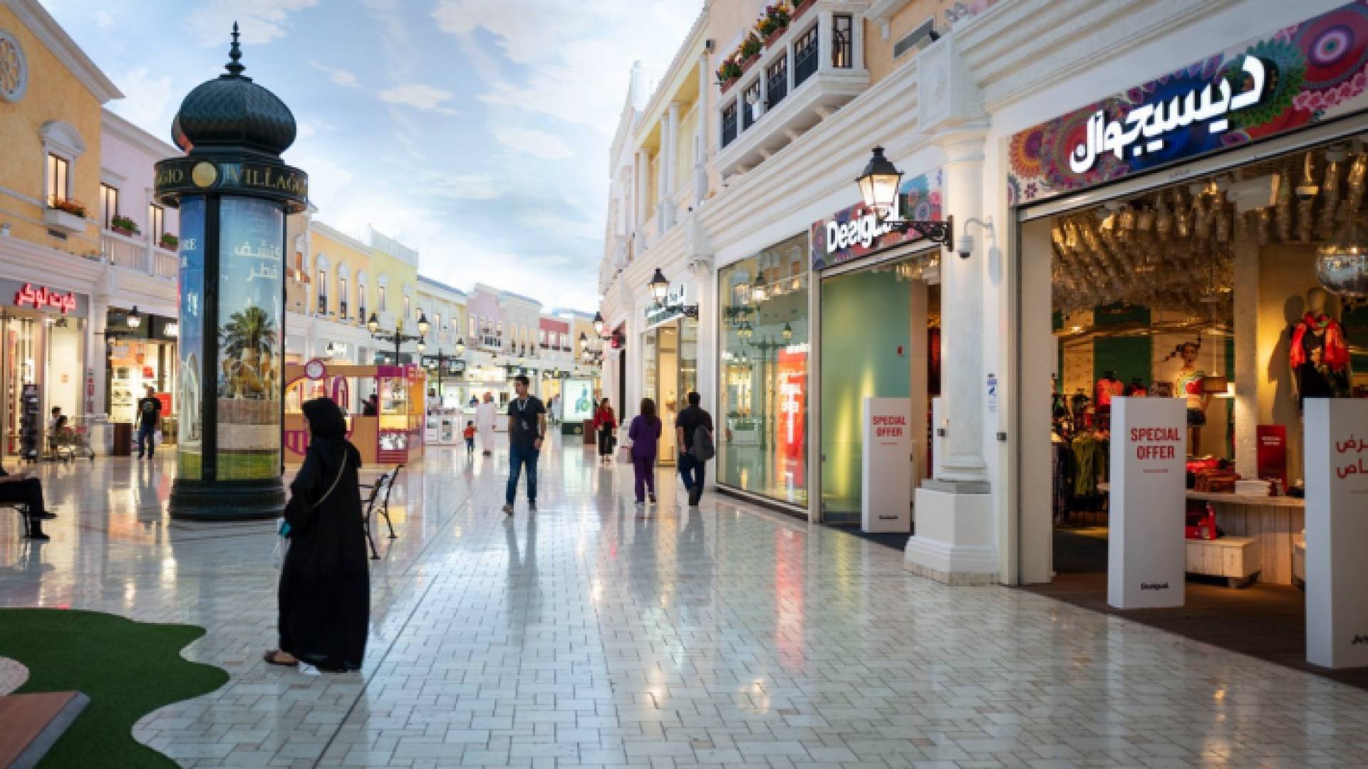 المتاجر القطرية تمنع دخول غير المفعلين لتطبيق إلكتروني يتتبع مصابي كورونا