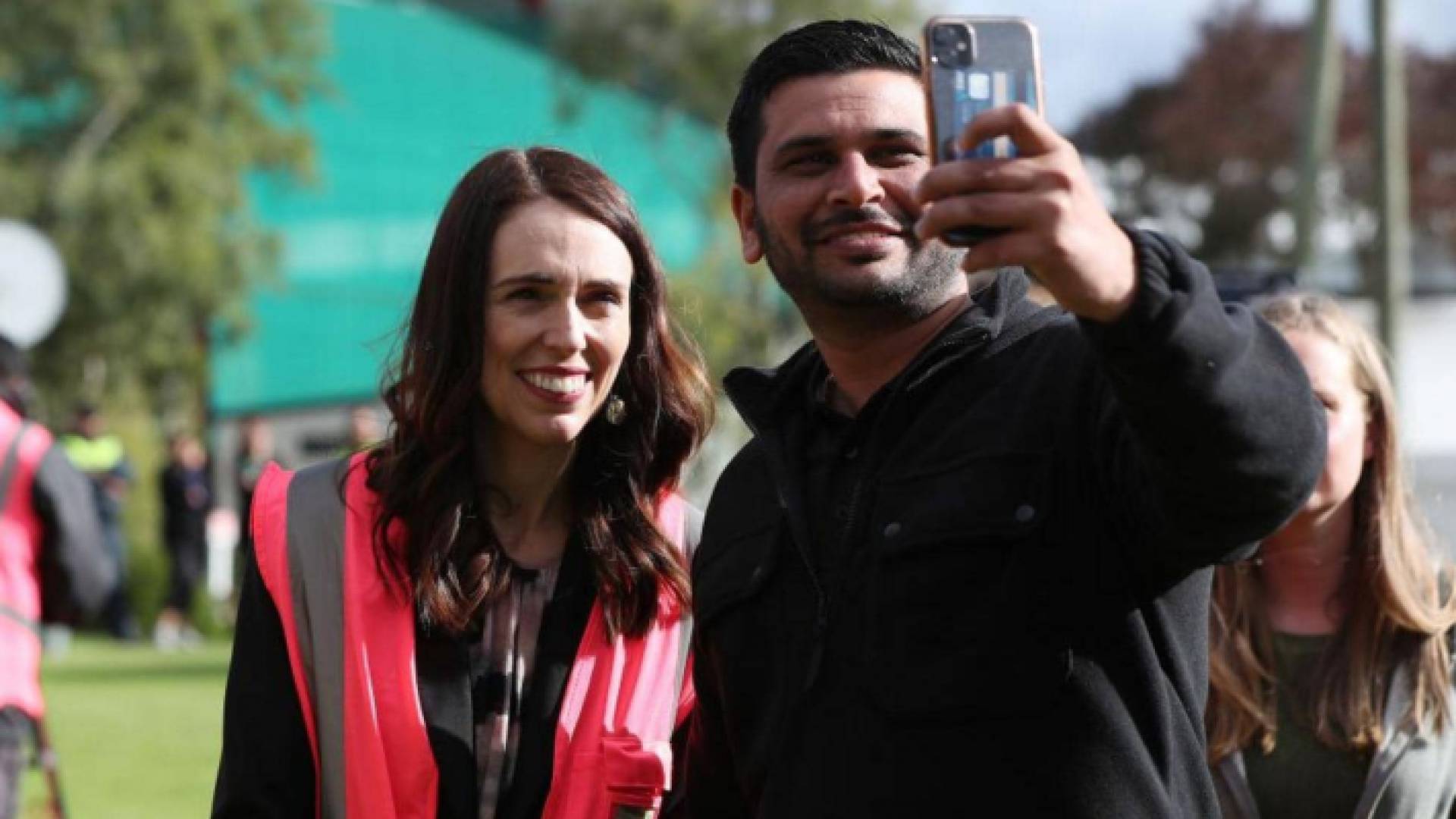 "سيلفي" مع رئيسة الوزراء بلا تباعد اجتماعي