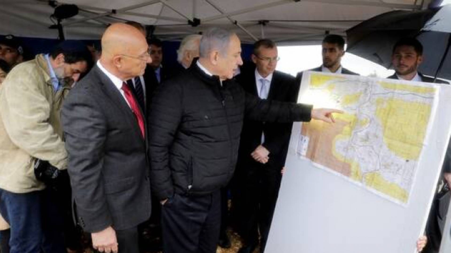 رئيس الوزراء الاحتلال بنيامين نتنياهو يدرس خطة الضم - أرشيفة