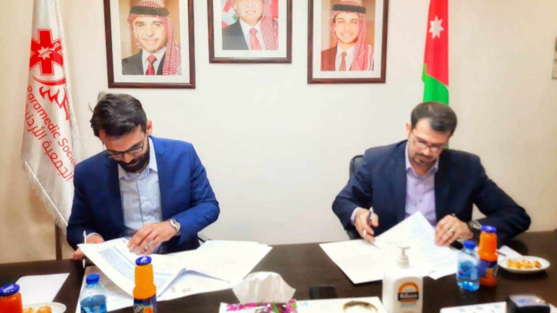 من خلال التوقيع