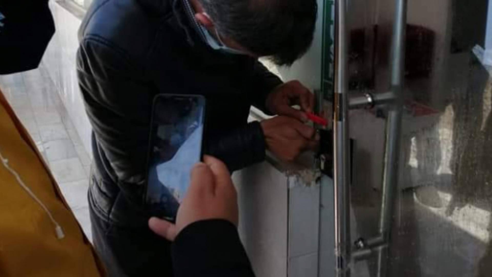 تحويل صاحب المنشأة والعاملين فيها للجهات القانونية