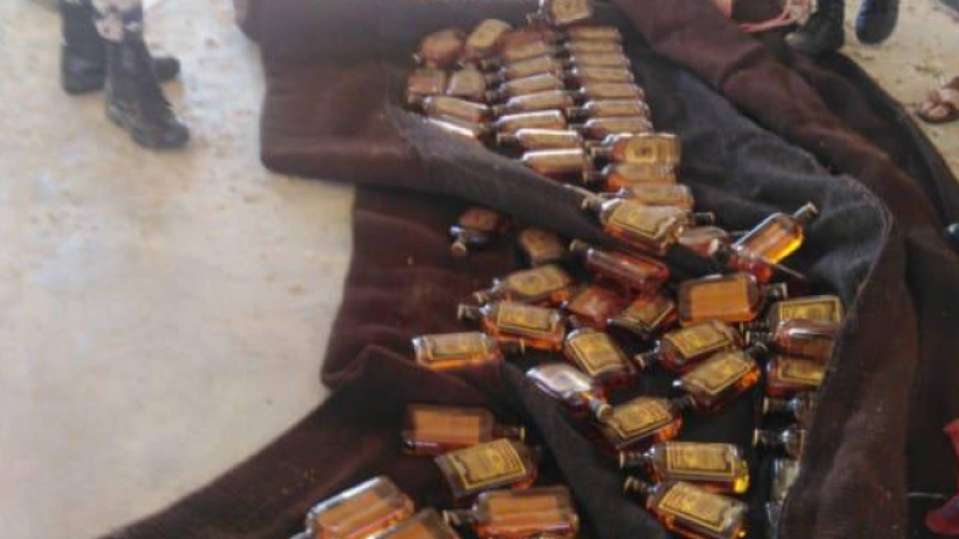 ضبط مشروبات كحولية مخفاة داخل بيت شعر في العقبة