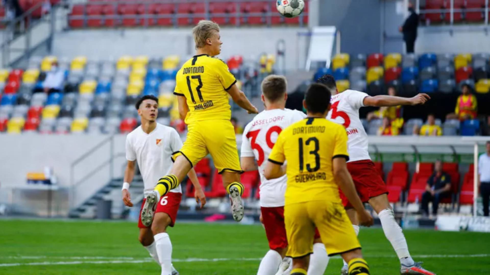 النروجي إيرلينغ هالاند يسجل هدف الفوز لبوروسيا دوتموند في مرمى فورتونا دوسلدورف