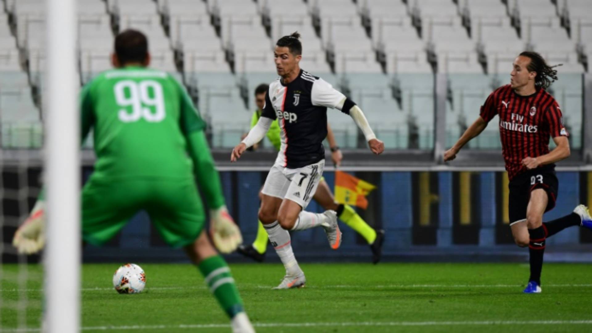 لاعب يوفنتوس البرتغالي كريستيانو رونالدو خلال اياب نصف نهائي كأس ايطاليا لكرة القدم مع ميلان