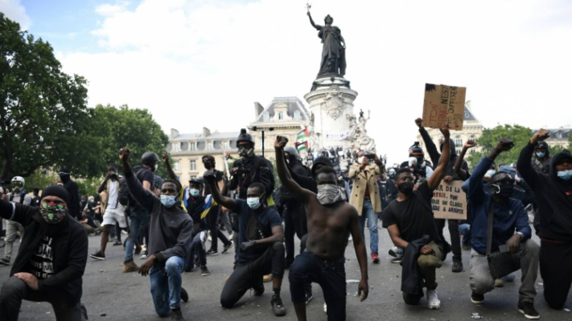 آلاف الفرنسيين يتظاهرون للتنديد بعنف الشرطة