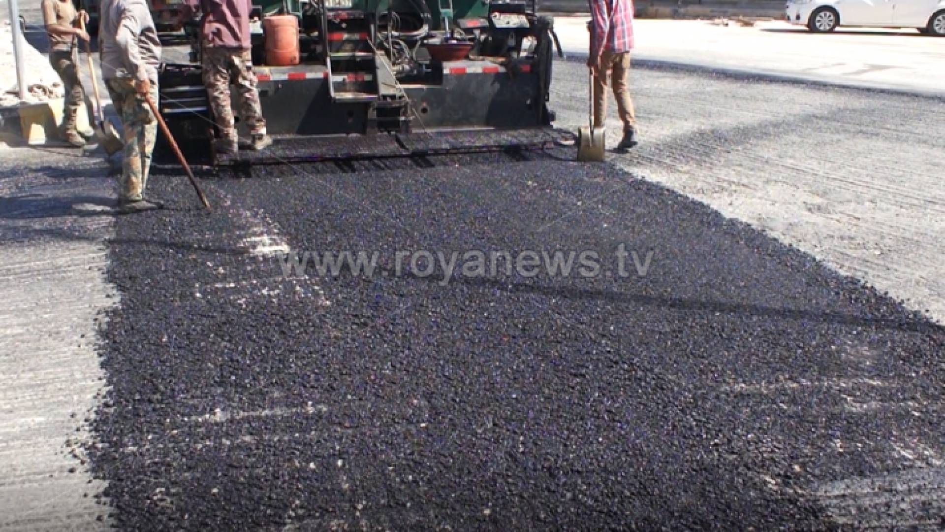 جانب من اعمال تعبيد الشارع