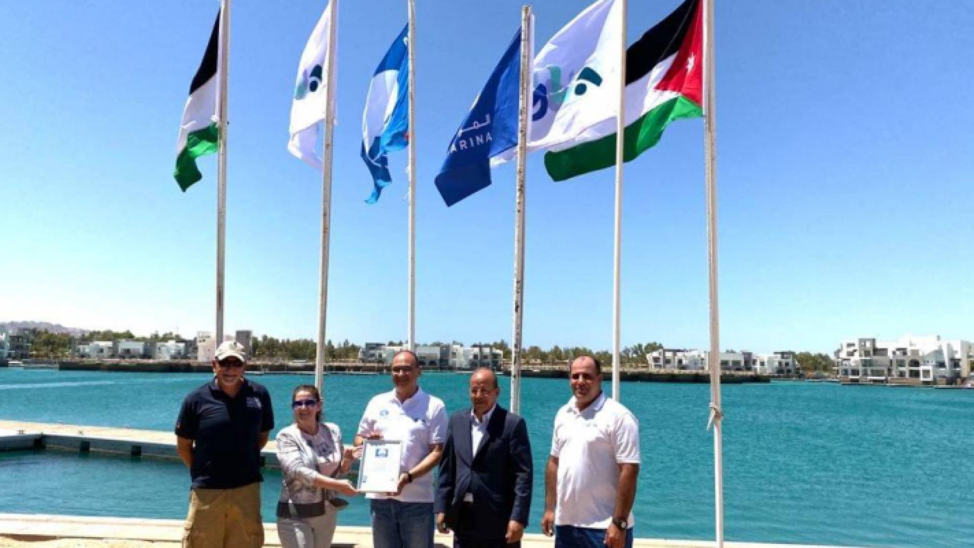 رفع العلم الأزرق الدولي على شاطىء في العقبة دلالة على نظافة البيئة الساحلية