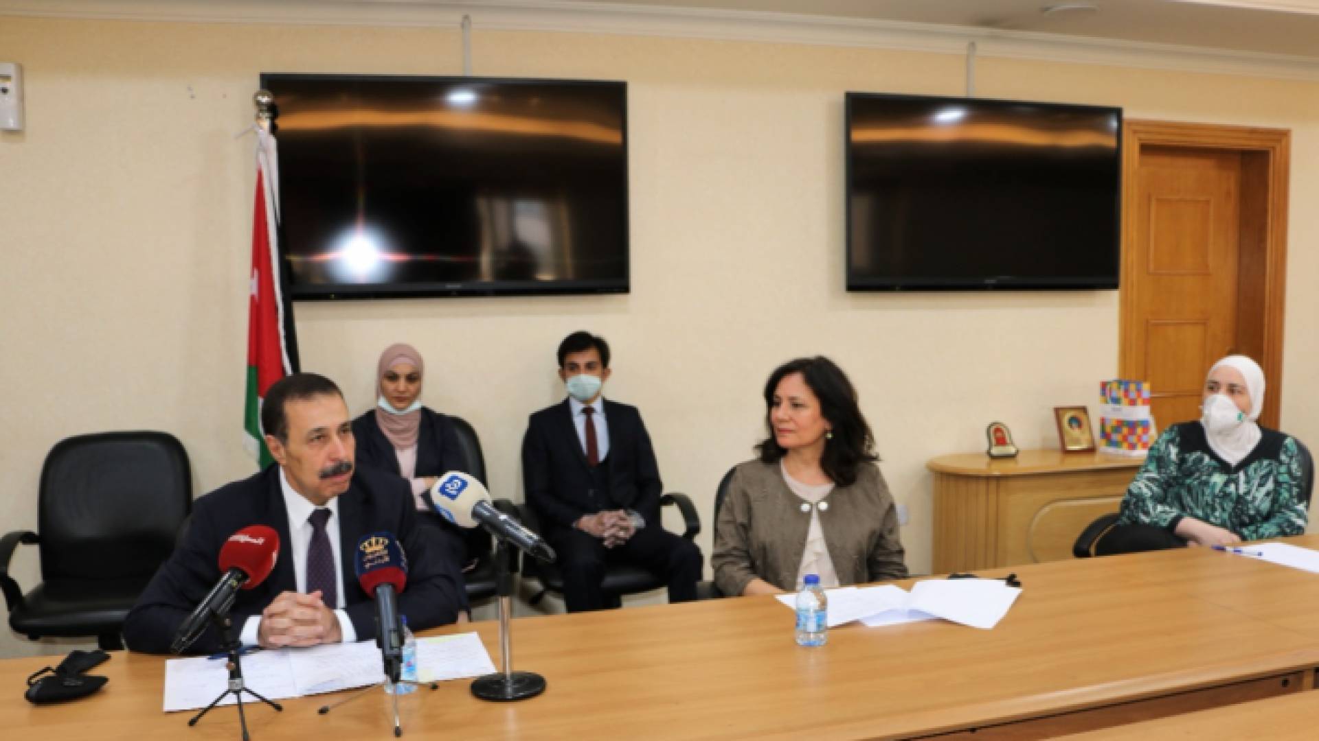 زواتي تسلم وزير التربية ملفات 134 مدرسة زودت بالطاقة المتجددة ووسائل ترشيد الطاقة