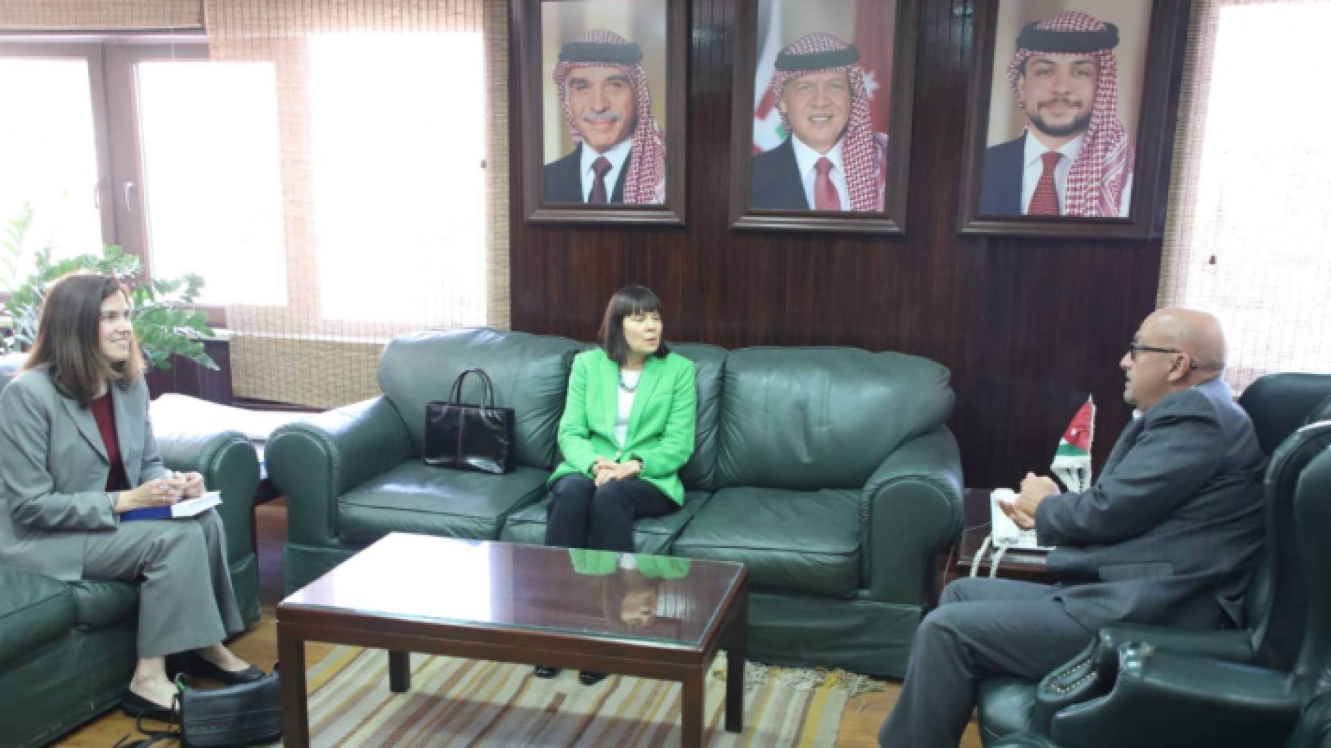 وزير المياه والري يبحث مع القائم بأعمال السفارة الامريكية مشاريع مائية