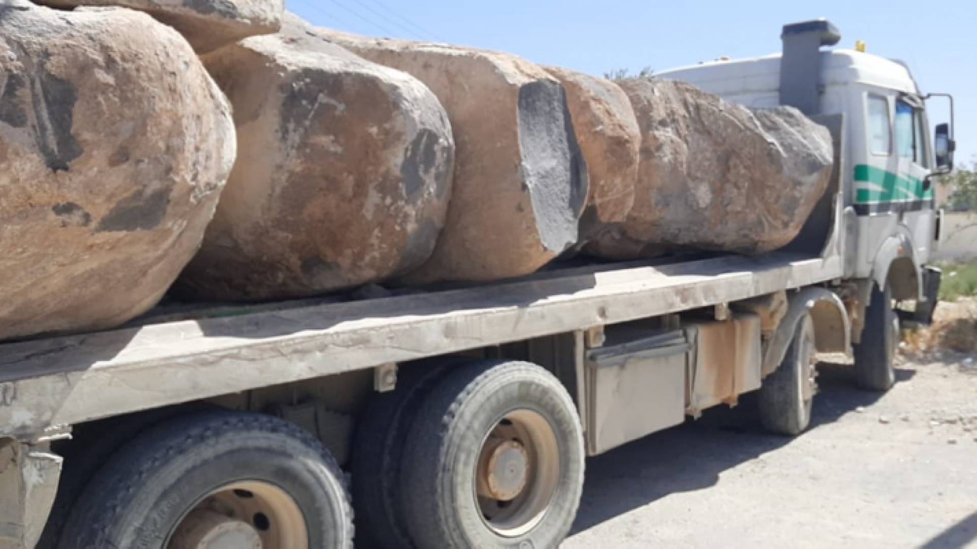 ضبط شاحنة محملة بالبازلت المستخرج بطريقة مخالفة في الهاشمية