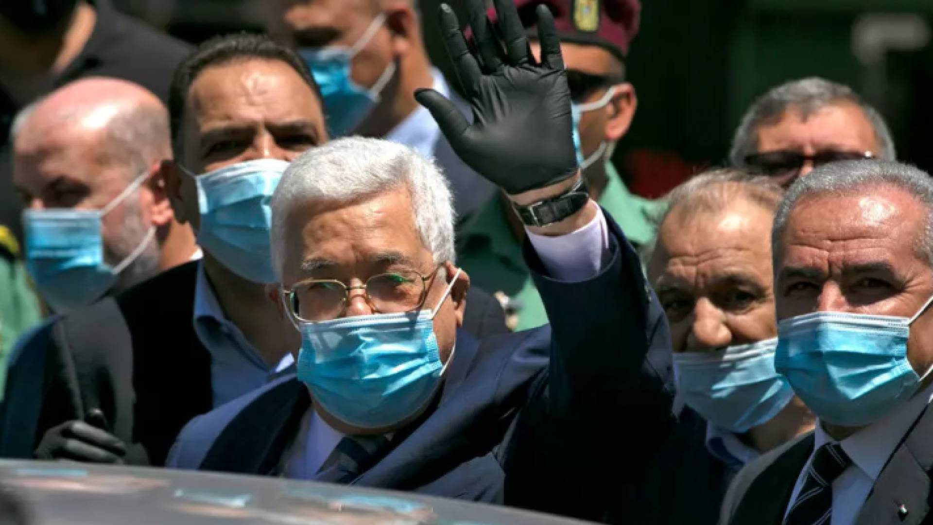 عباس يجول في رام الله لحض السكان على التزام شروط مكافحة كورونا