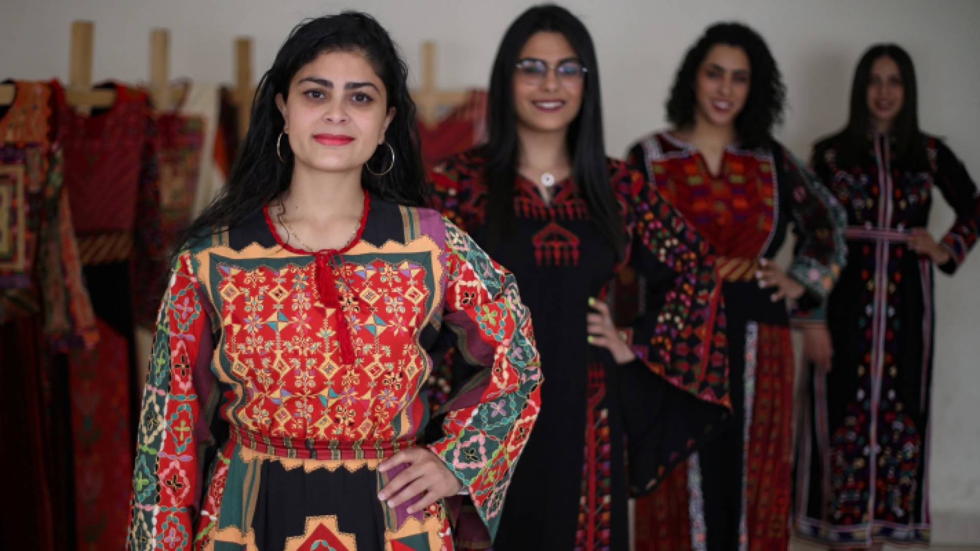 حائكات في مخيم البقعة يحافظن على التراث الفلسطيني