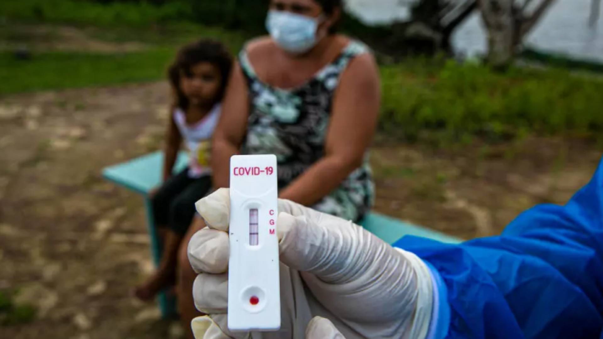 موظف صحي حكومي يعرض نتيجة فحص كوفيد-19 في جزيرة ماراخو في ولاية بارا في البرازيل - ا ف ب