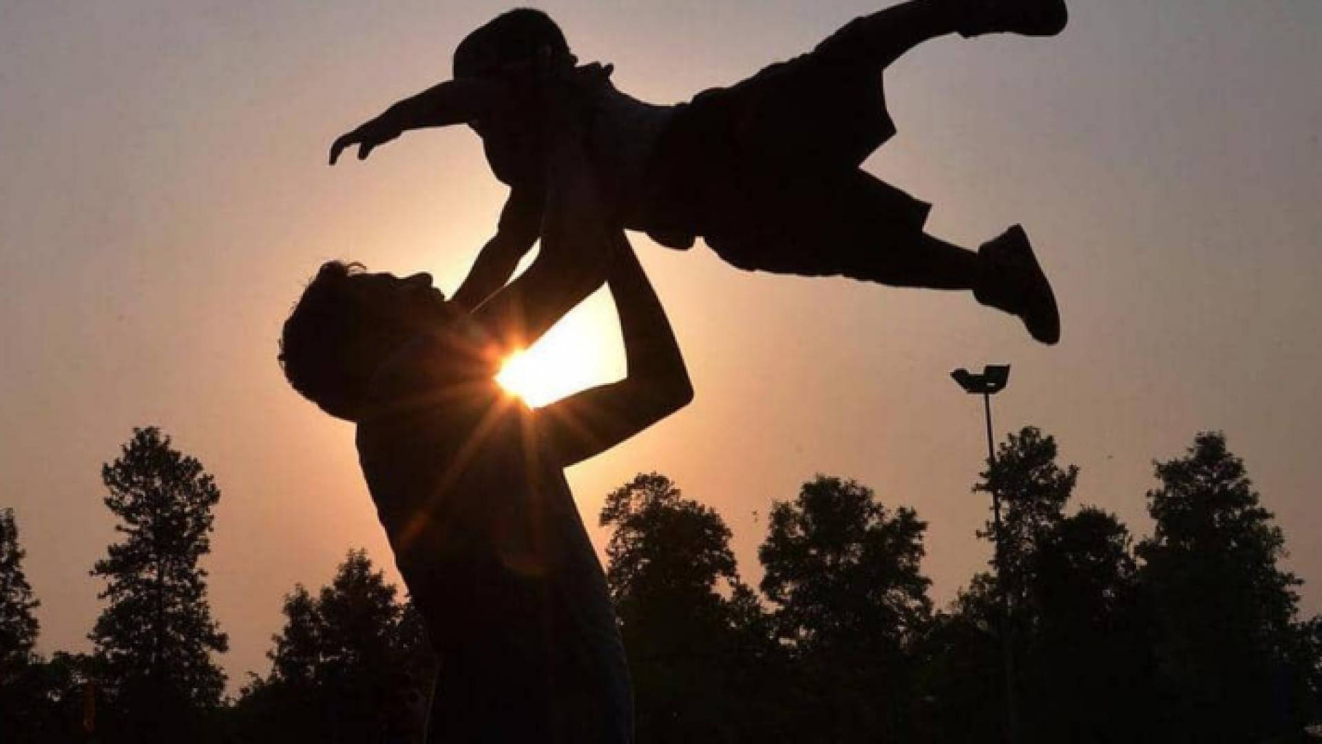 يفني الوالد عمره في سبيل أبنائه