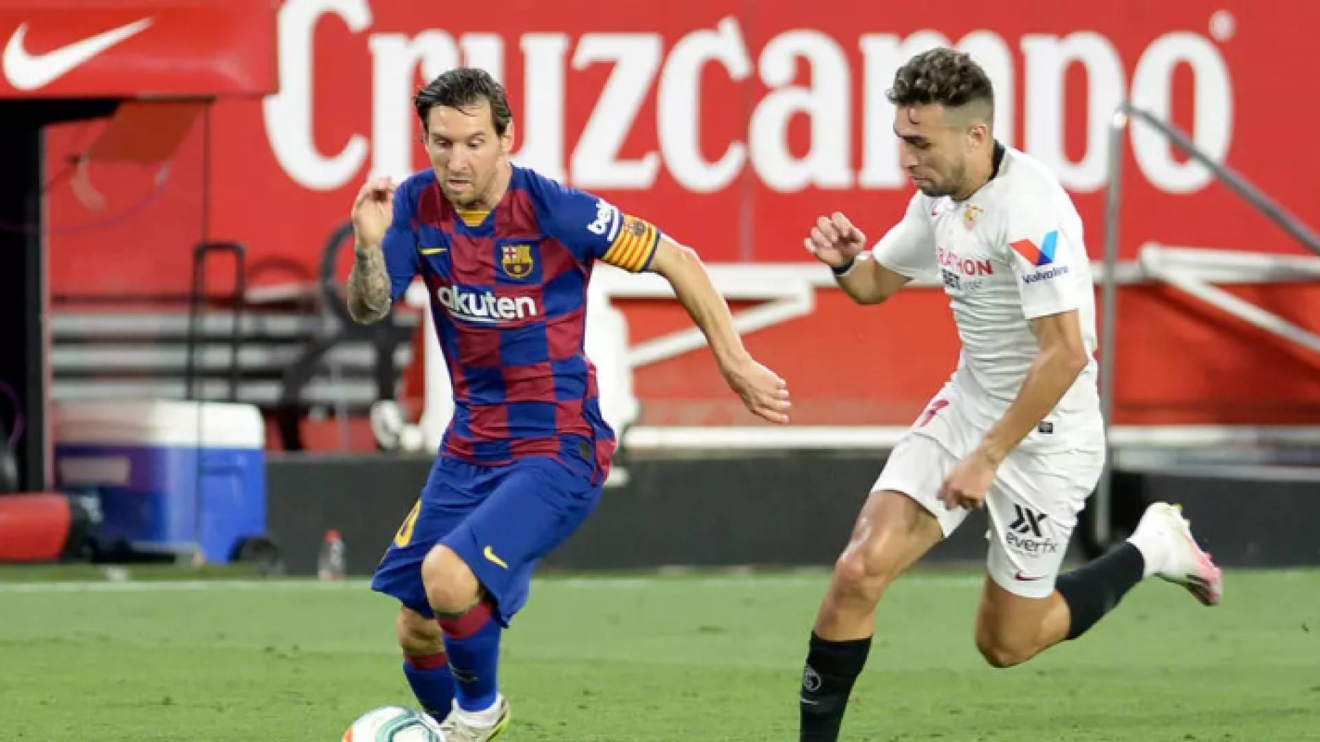 نجم برشلونة الدولي الارجنتيني ليونيل ميسي يحاول تخطي زميله السابق في النادي الكاتالوني مهاجم اشبيلية منير الحدادي